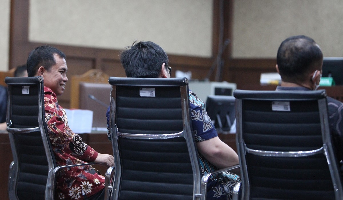 Tiga terdakwa kasus dugaan korupsi pembangunan menara BTS 4G antara lain Dirut PT Mora Telematika Indonesia Galumbang Menak Simanjutak