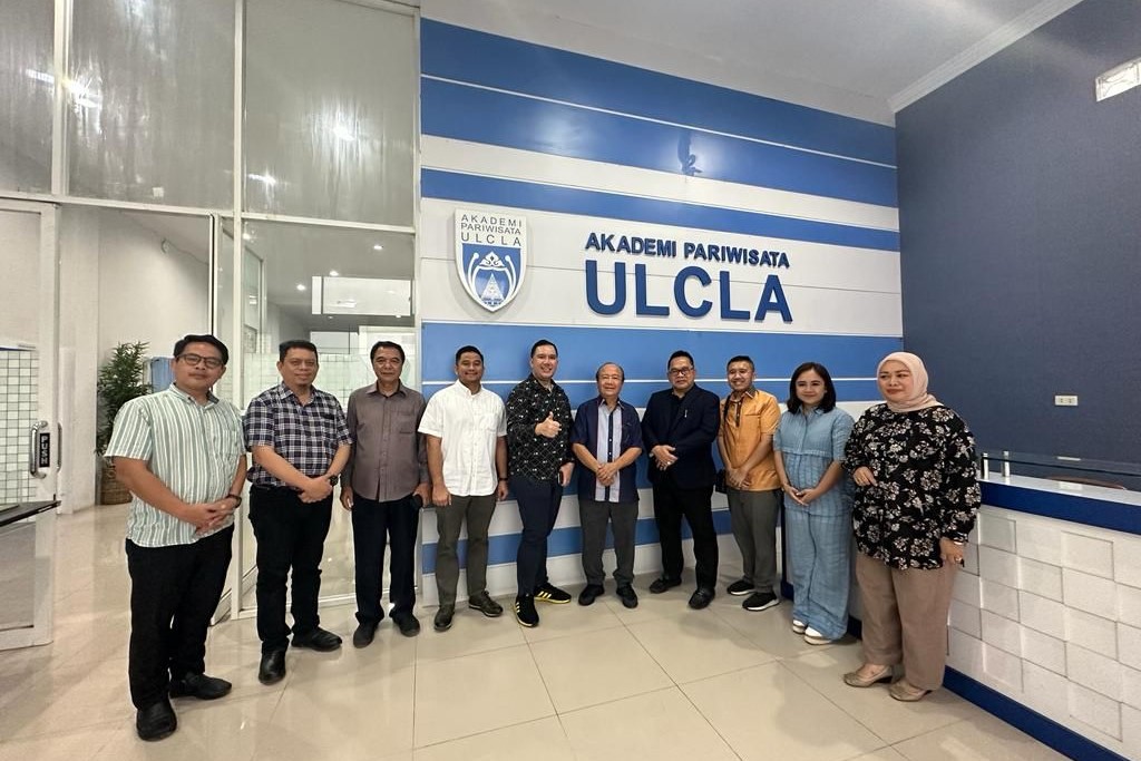 Universitas Pariwisata ULCLA (Ulam Clara) Tapanuli Utara, Sumatra Utara, melaksanakan sidang senat terbuka akademi pariwisata wisuda.