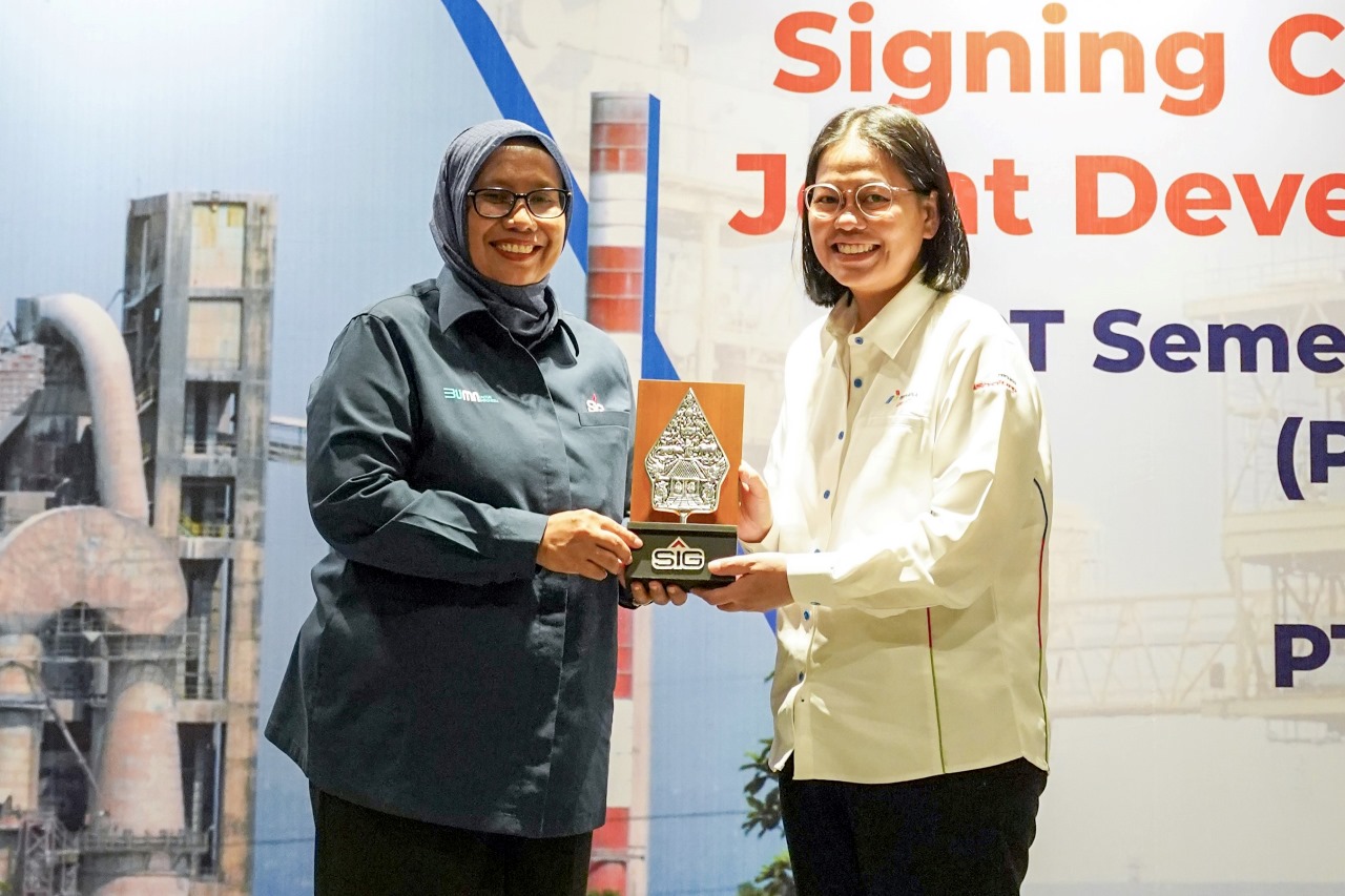 Direktur Operasi SIG, Reni Wulandari (kiri) dan Direktur Sales and Marketing PT Pertamina Lubricants, Sari Istiani Rachmi 