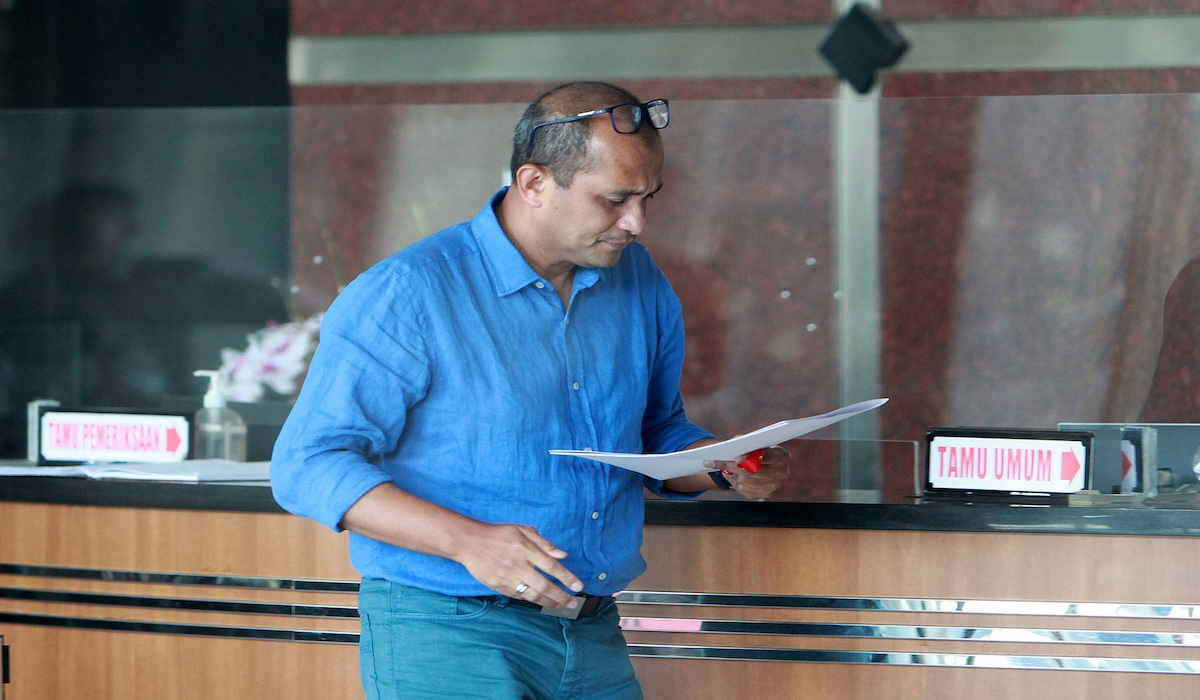 Wamenkumham Edward Omar Sharif Hiariej saat menjalani pemeriksaan di KPK