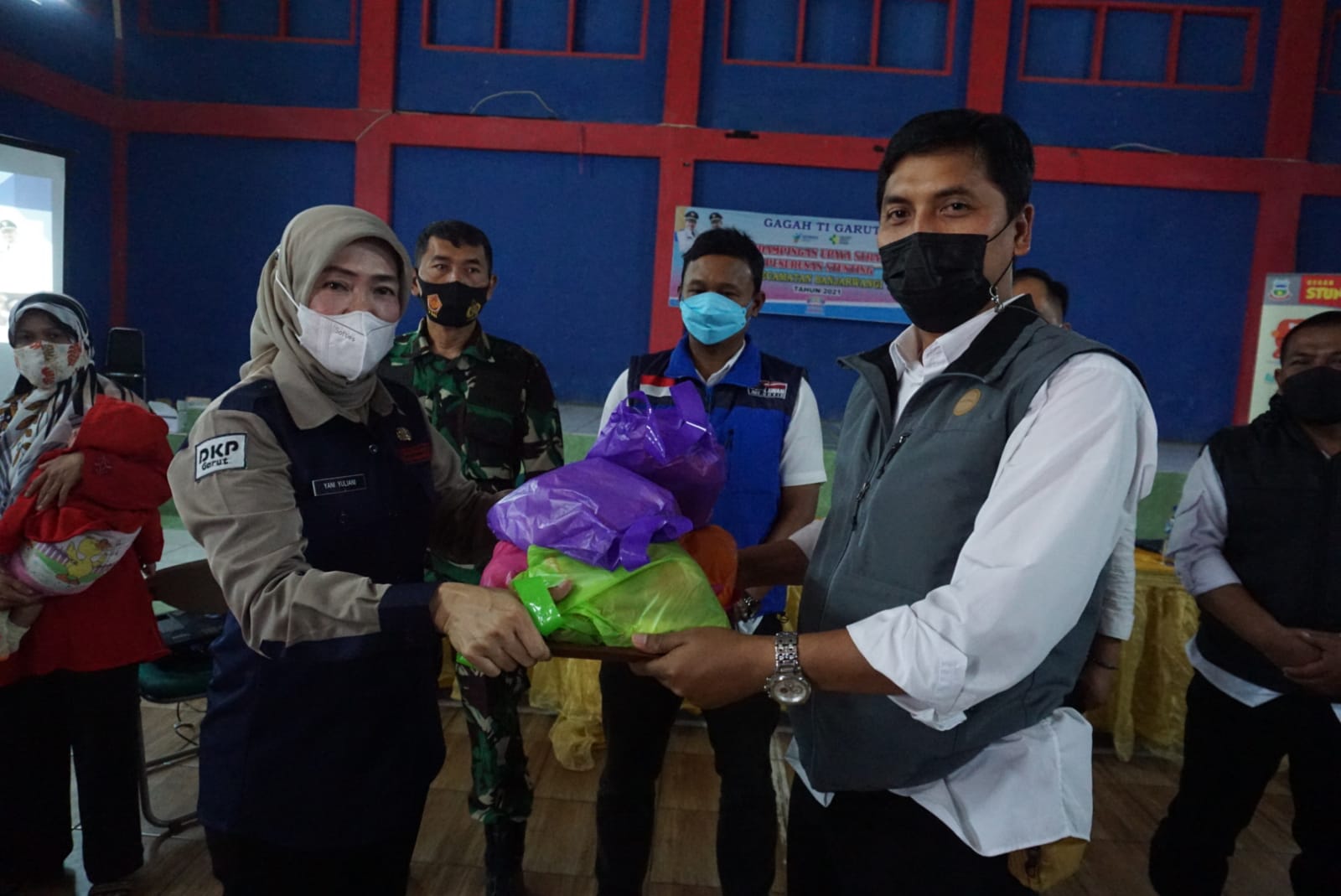 Penyerahan bantuan makanan untuk balita tengkes di Kabupaten Garut