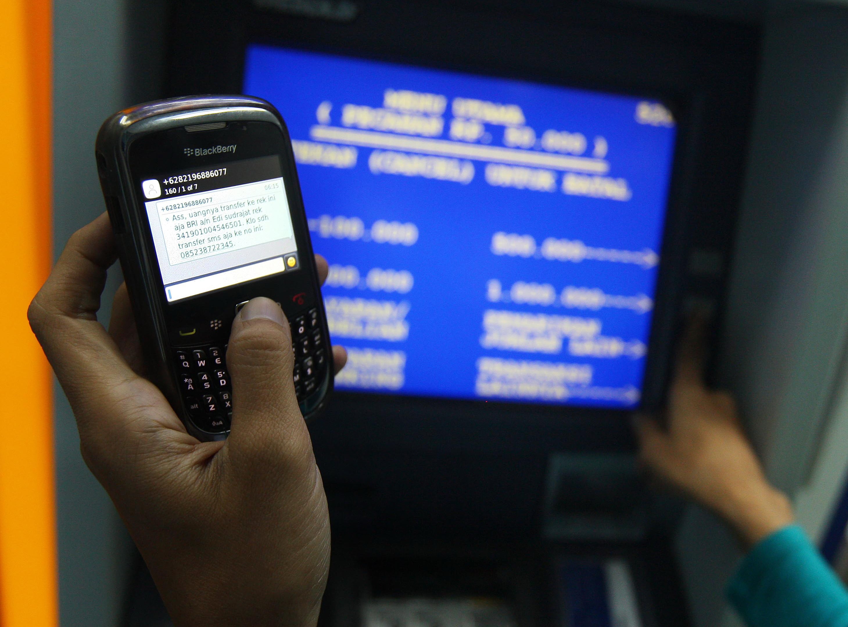 Marak penipuan melalui WhatsApp, Menkoninfo sarankan penggunaan SMS