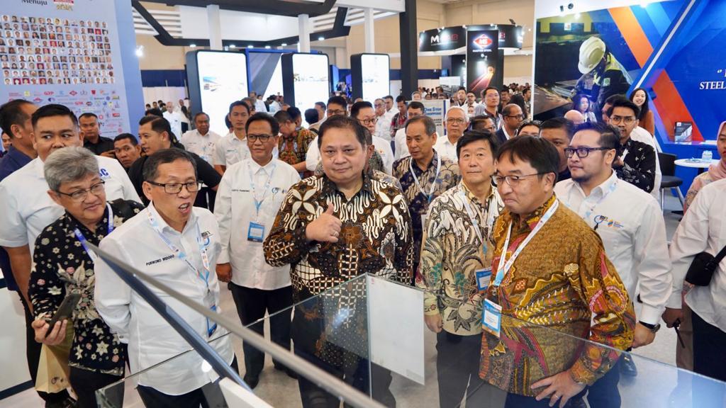 Menko Perekonomian Airlangga Hartarto mengunjungi Indonesian Iron and Steel Industry Asociation (IISIA) Bussiness Forum 2023 di Jakarta.