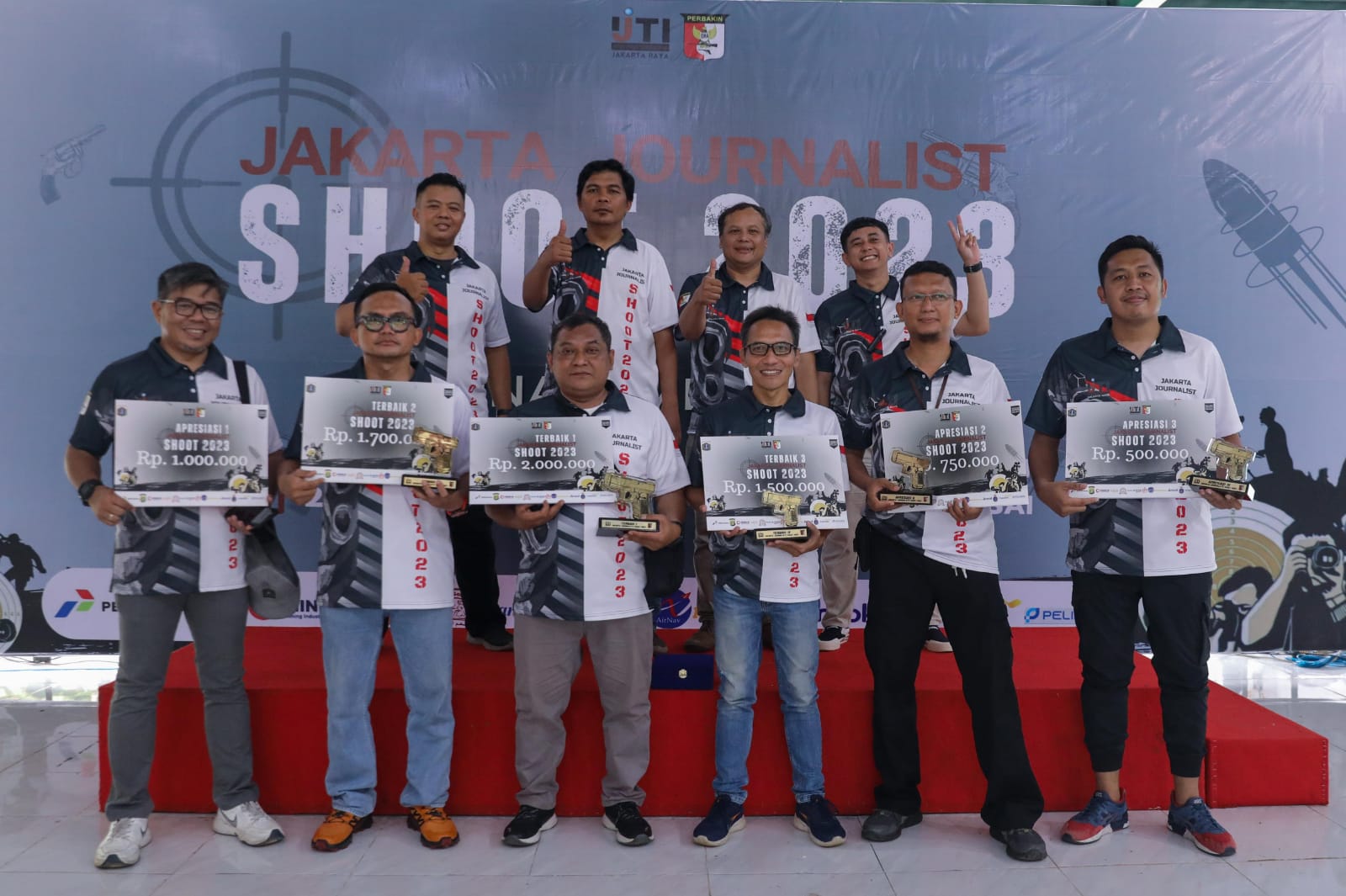 Para pemenang ajang menembak yang diadakan oleh Pertamina dan IJTI.