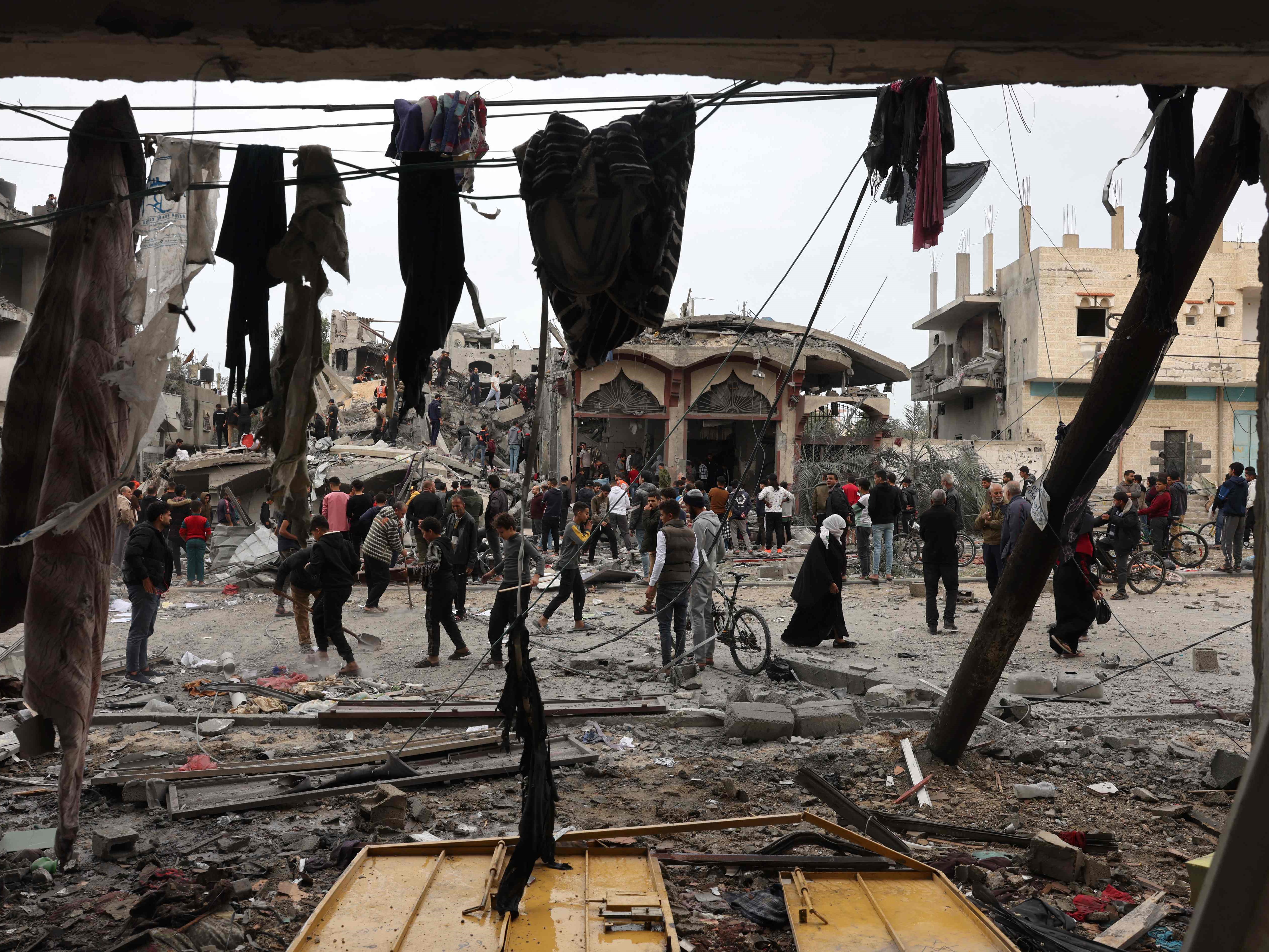 Orang-orang mencari korban yang selamat setelah pengeboman Israel di Rafah, Jalur Gaza selatan, pada 22 November 2023.