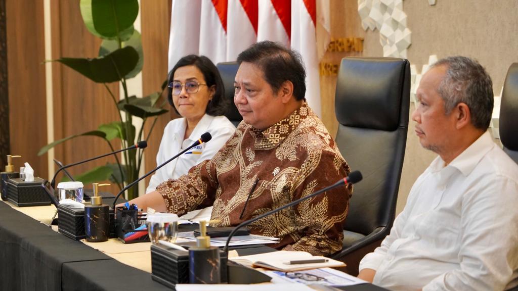 Menko Perekonomian Airlangga Hartarto dan Menkeu Sri Mulyani dalam konferensi pers: PDB Kuartal III 2023 di Jakarta.