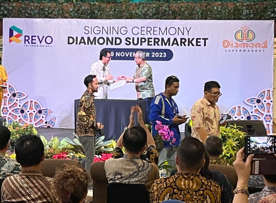 Acara penandatanganan antara PT. Farpoint yang mengelola Revo Mall Bekasi dan Diamond Supermarket di Bekasi, Kamis (9/11).