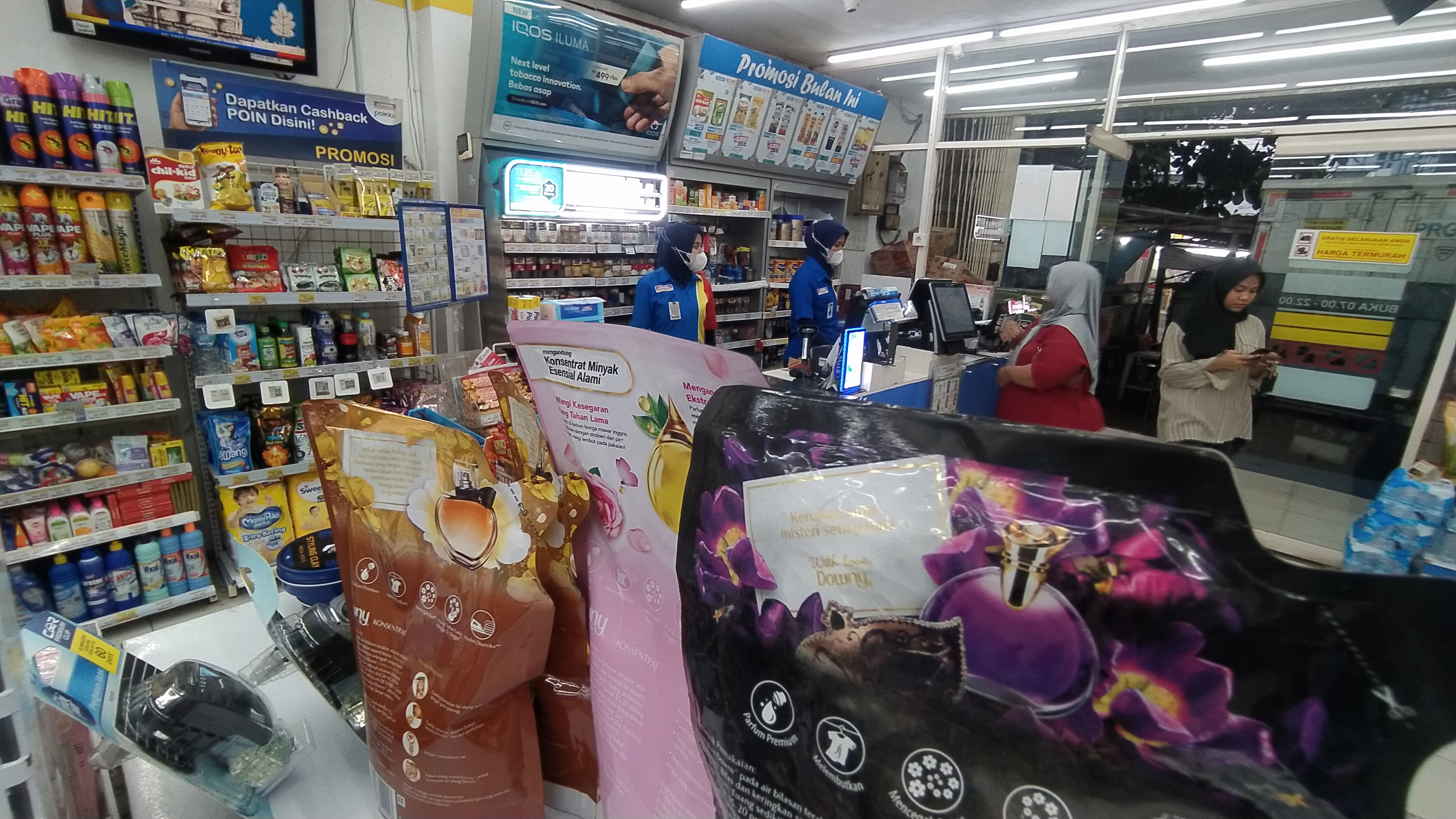 Konsumen melakukan pembayaran di salah satu tempat penjualan ritel moderen di Serpong, Tangerang Selatan, Rabu (24/5).