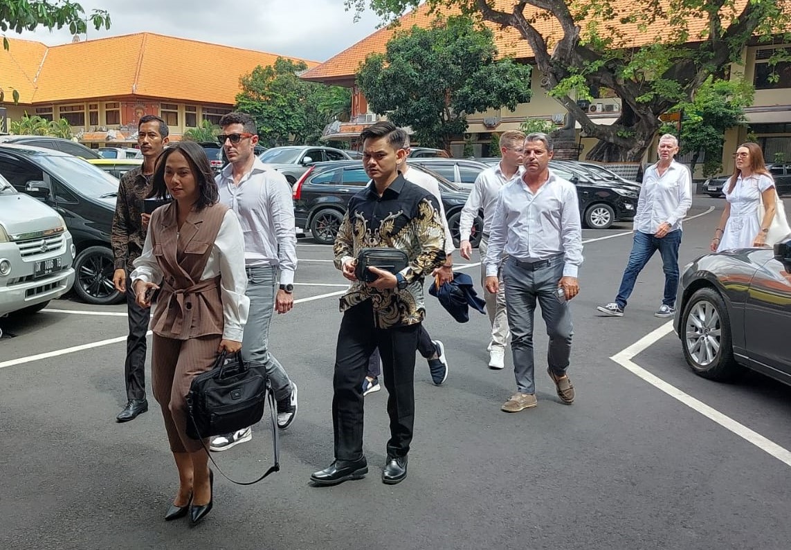 Kuasa hukum Erdia Christina (kiri) bersama kliennya mendatangi Kantor Polda Bali