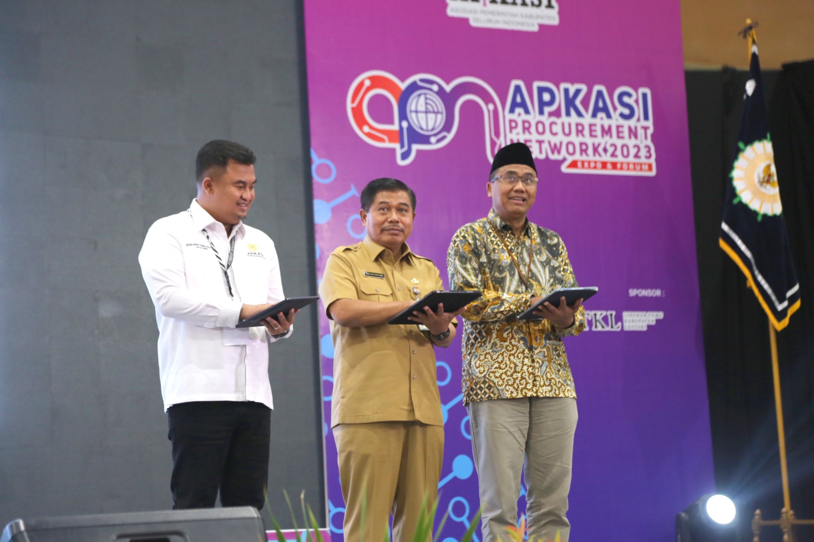Sekjen Kemendagri Suhajar Diantoro (tengah), Sutan Riska Tuanku Kerajaan (kiri) dan Yulianto Prihhandoyo saat opening ceremony APN 2023.