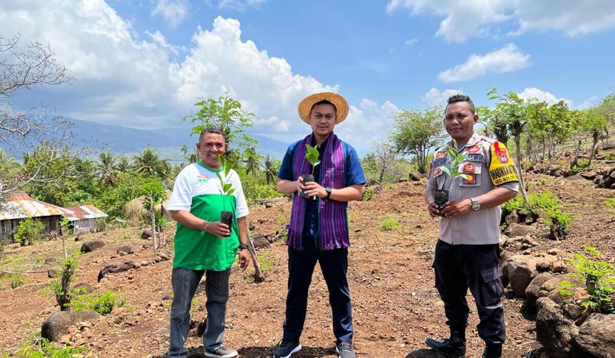 Pimpinan Cabang BRI Cabang Larantuka bersama Pj Kades Wulublolong.