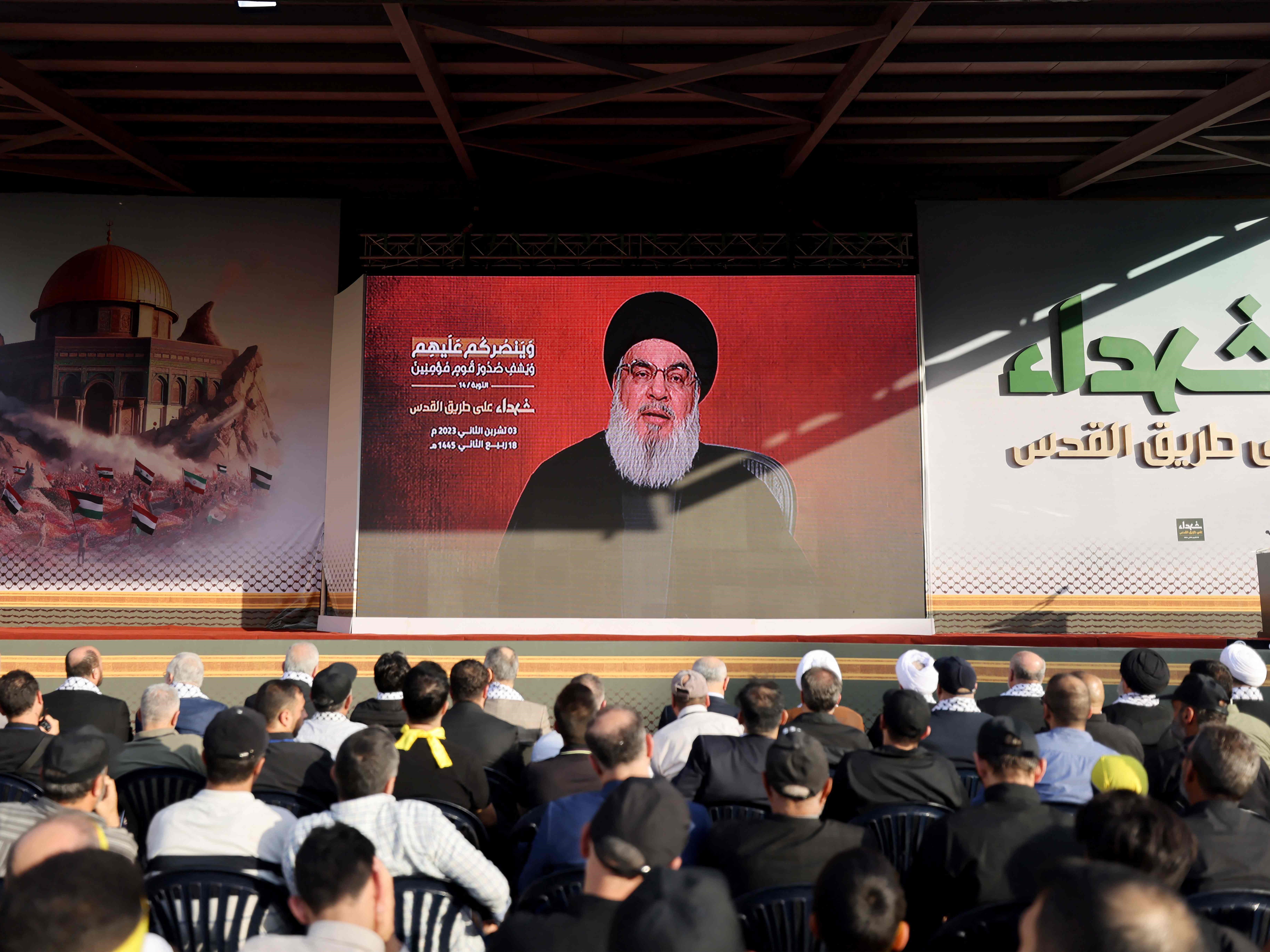  Pendukung gerakan syiah Libanon Hizbullah menonton pidato pemimpinnya Hassan Nasrallah di televisi di pinggiran selatan ibu kota Libanon.