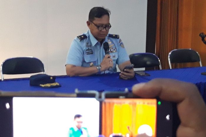 Kadispenau Marsekal Pertama TNI R. Agung Sasongkojati saat rilis dua pesawat Super Tucano jatuh di Lanud Abdulrahman Malang, Kamis (16/11).