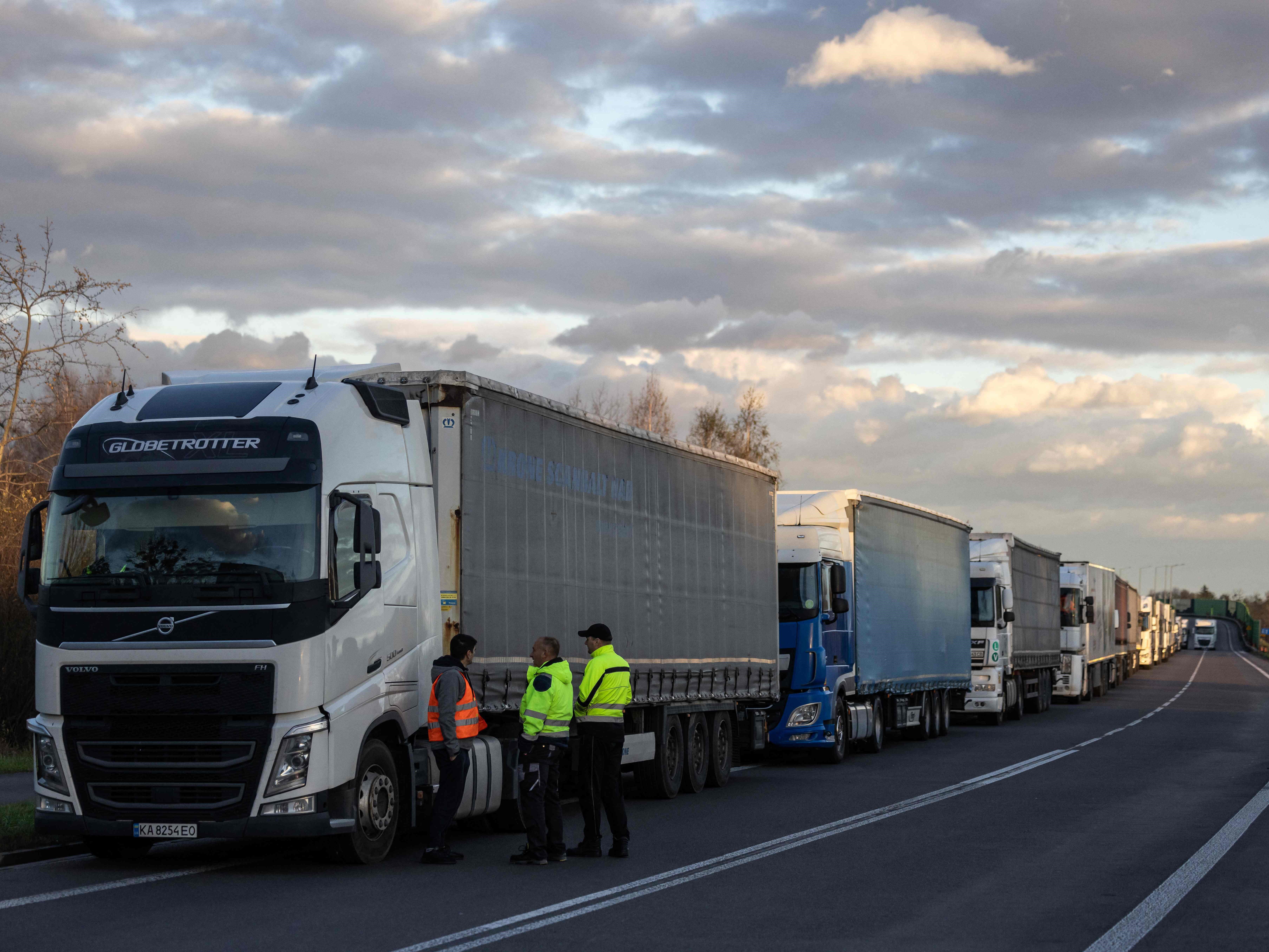 Truk mengantri ketika pemilik perusahaan transportasi Polandia dengan kendaraannya memblokir akses ke perbatasan Polandia-Ukraina.