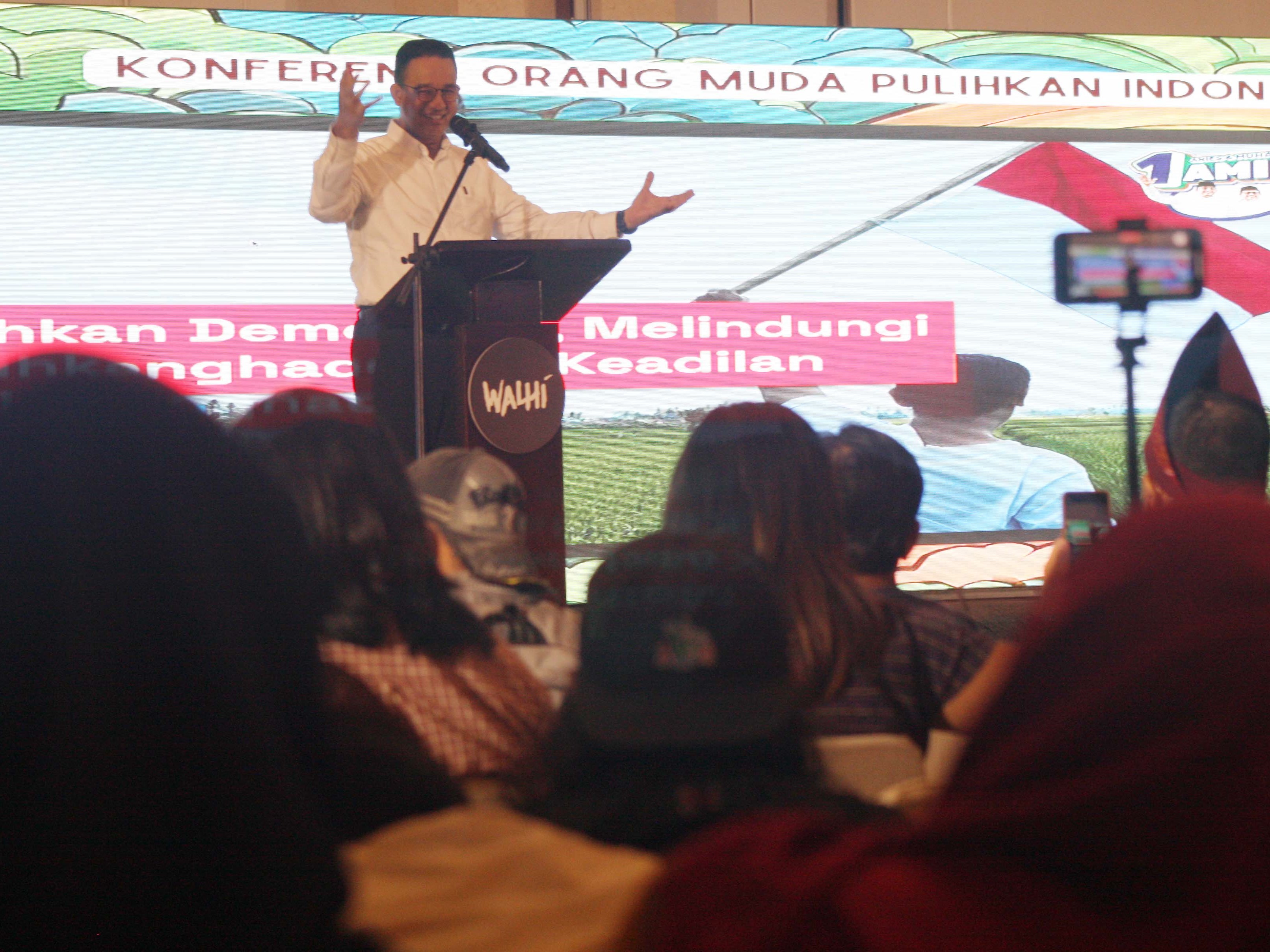 Capres dari Koalisi Perubahan Anies Baswedan memebrikan sambutan saat hadir pada acara Konferensi Orang Muda Pulihkan Indonesia.