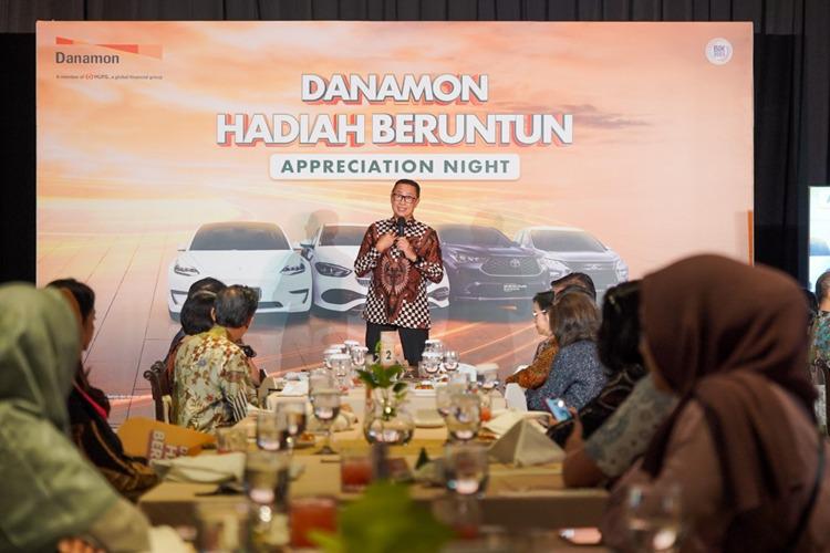 Wakil Direktur Utama PT Bank Danamon Indonesia Tbk Hafid Hadeli memberi pemaparan pada acara Danamon Hadiah Beruntun Appreciation Night. 