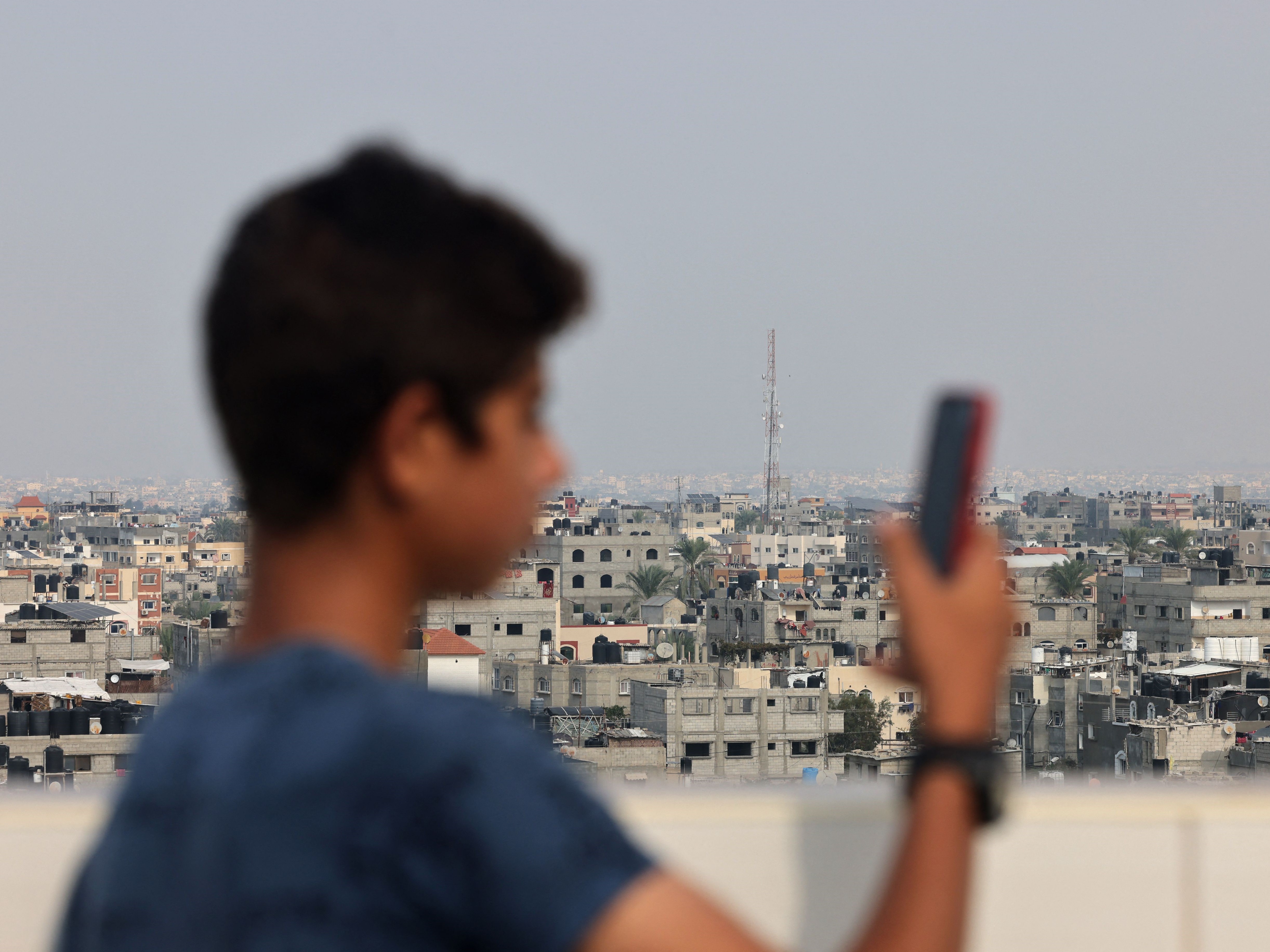 Menara komunikasi yang menyampaikan sinyal telepon dan internet di Rafah, Jalur Gaza selatan, pada 28 Oktober 2023.
