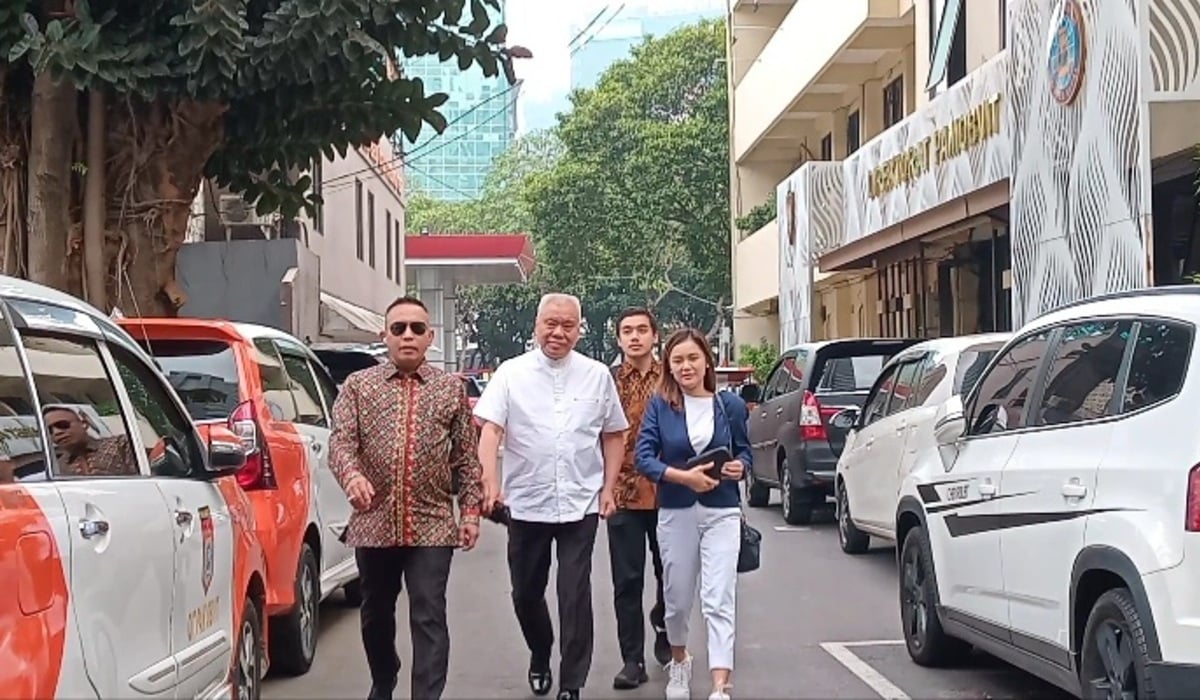 Saksi kasus pemerasan Firli Bahuri, Tirta Juana Darmadji atau Alex Tirta (tengah).