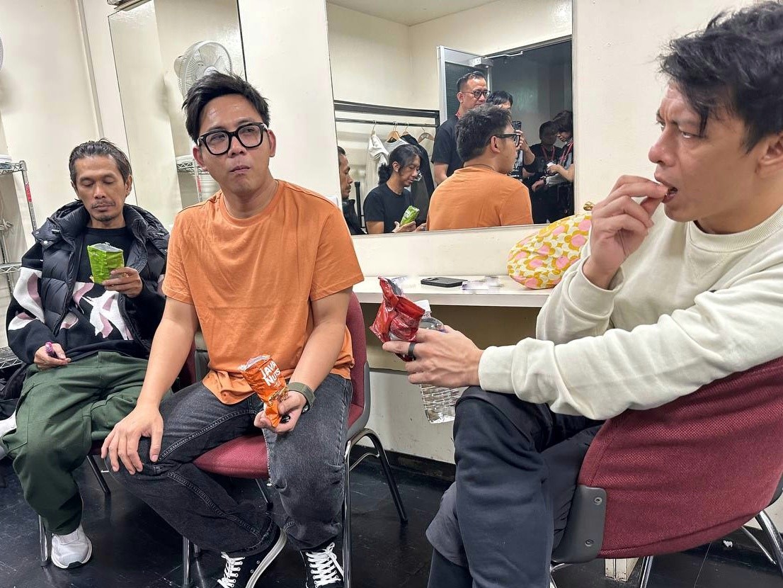 Ariel Noah bersama personel saat konser di Jepang.