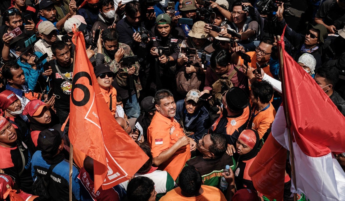 PRESIDEN Konfederasi Serikat Pekerja Indonesia (KSPI) Said Iqbal (tengah baju oranye).