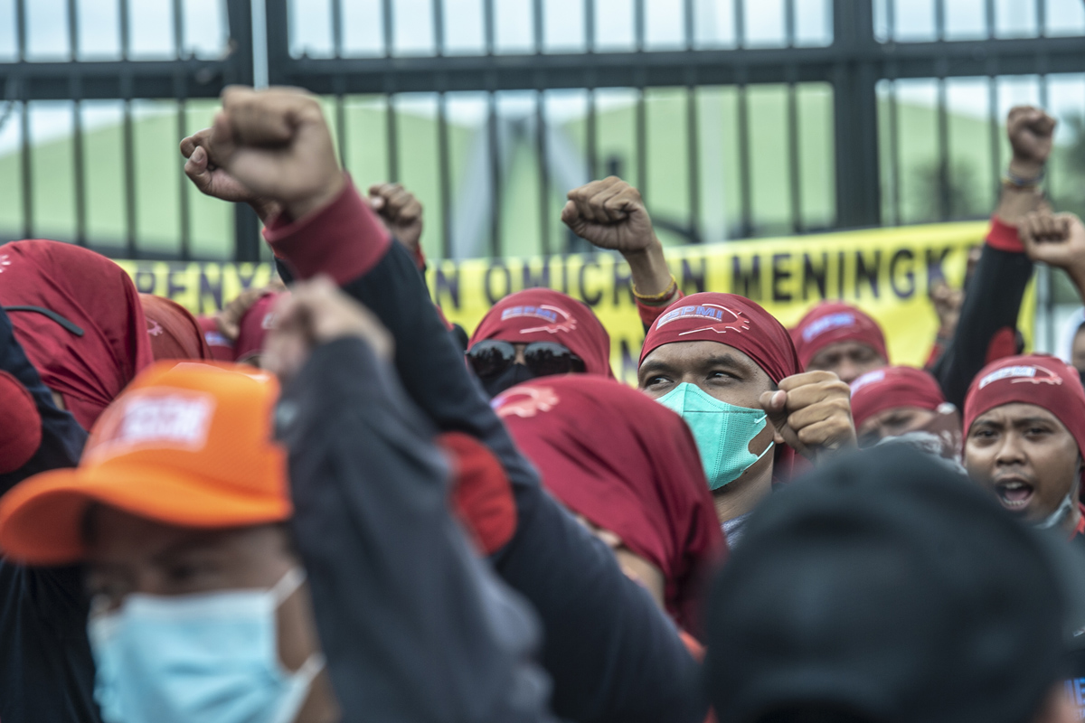 KSPI mengklaim 5 juta buruh akan melakukan aksi unjuk rasa antara 30 November - 13 Desember memprotes kenaikan UMP hanya sebesar 1,2%-7,5%.