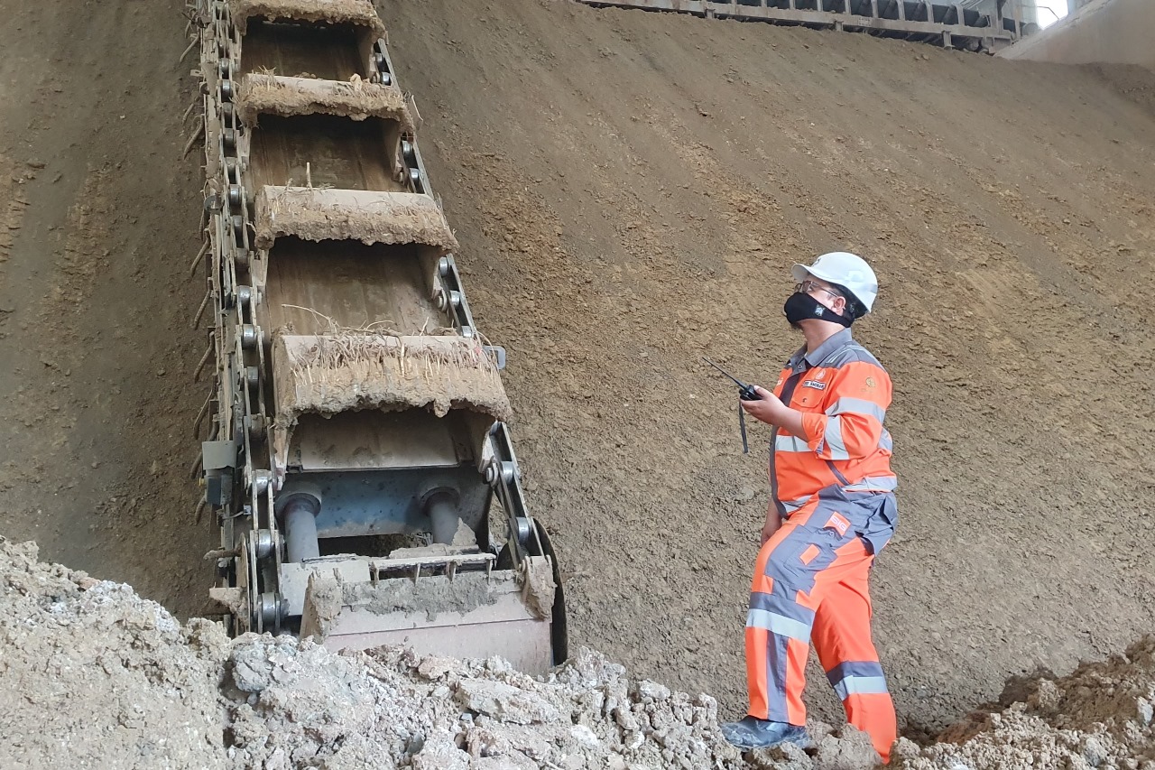 Karyawan melakukan pengecekan alat reclaimer clay yang berfungsi sebagai transport material dari storage clay ke vertikal mill 