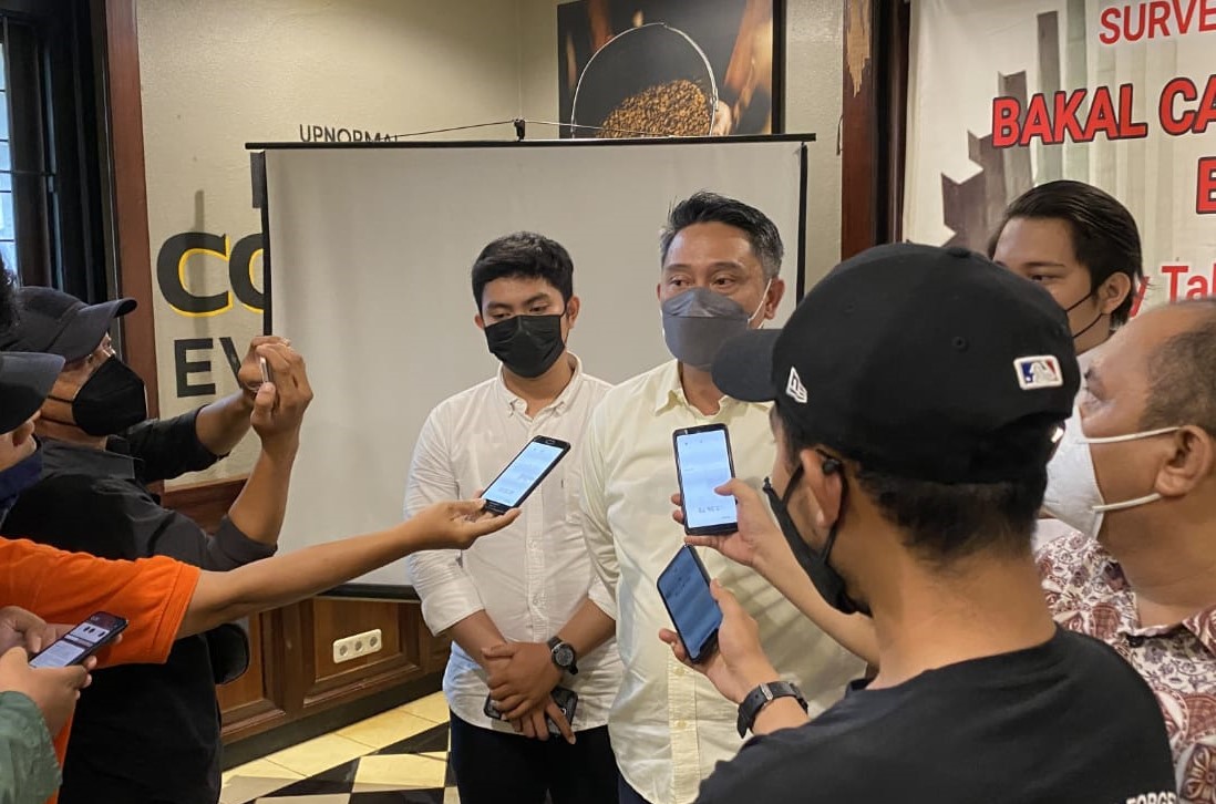 Direktur Eksekutif Etos Indonesia Institute, Iskandarsyah memberikan keterangan pers terkait hasil survei bursa calon kepala daerah