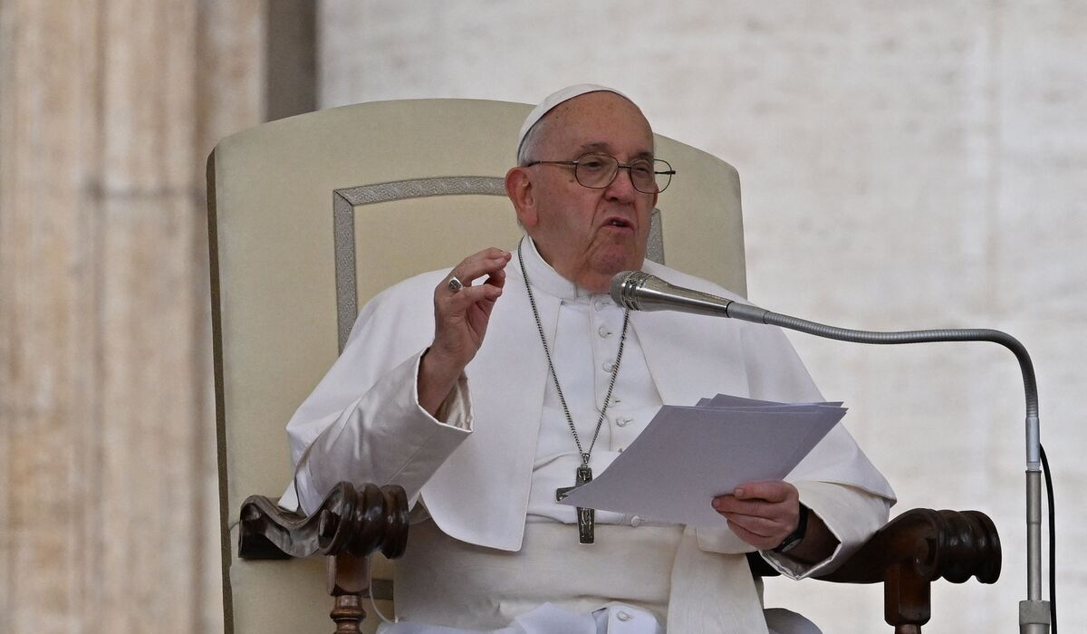 Paus Fransiskus menyerukan perdamaian dan solusi untuk konflik Israel-Palestina.