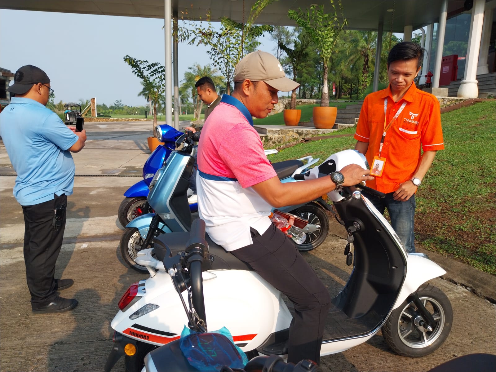 Tangkas motor listrik itu dibekali baterai 72Volt 20 Ah jenis Seal Lead Acid (SLA) dan bisa menempuh jarak 80 - 100 kilometer.