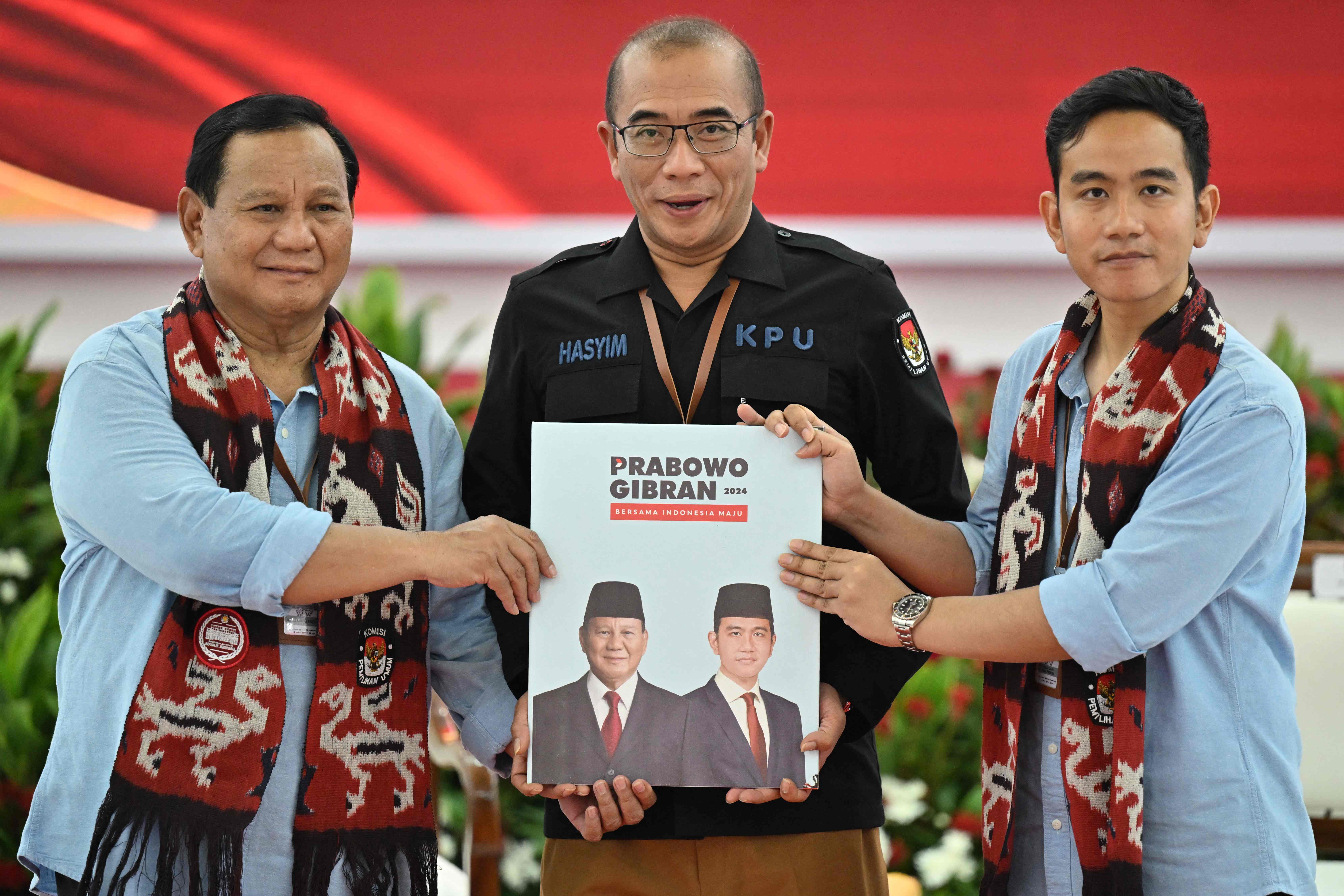 Prabowo Subianto dan Gibran Rakabuming Raka saat mendaftar Pillpres 2024 di KPU