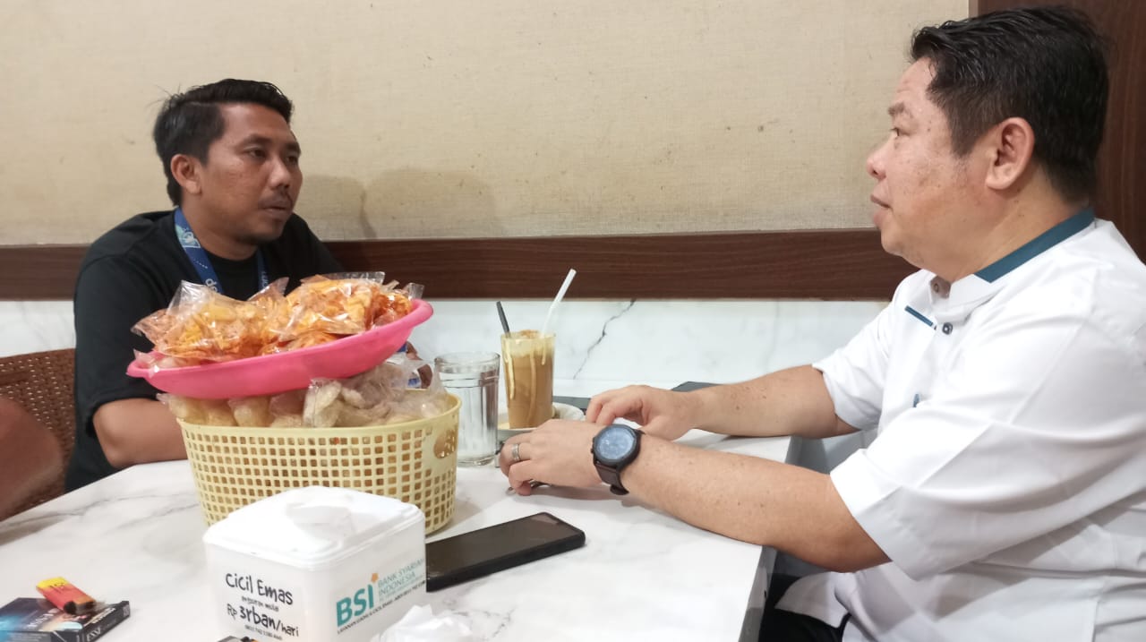 Ketua Penjaringan Balon Rektor UIN Sultan Thaha Jambi Darul Hipni memberikan keterangan kepada wartawan di Jambi, Senin (6/11/2023).