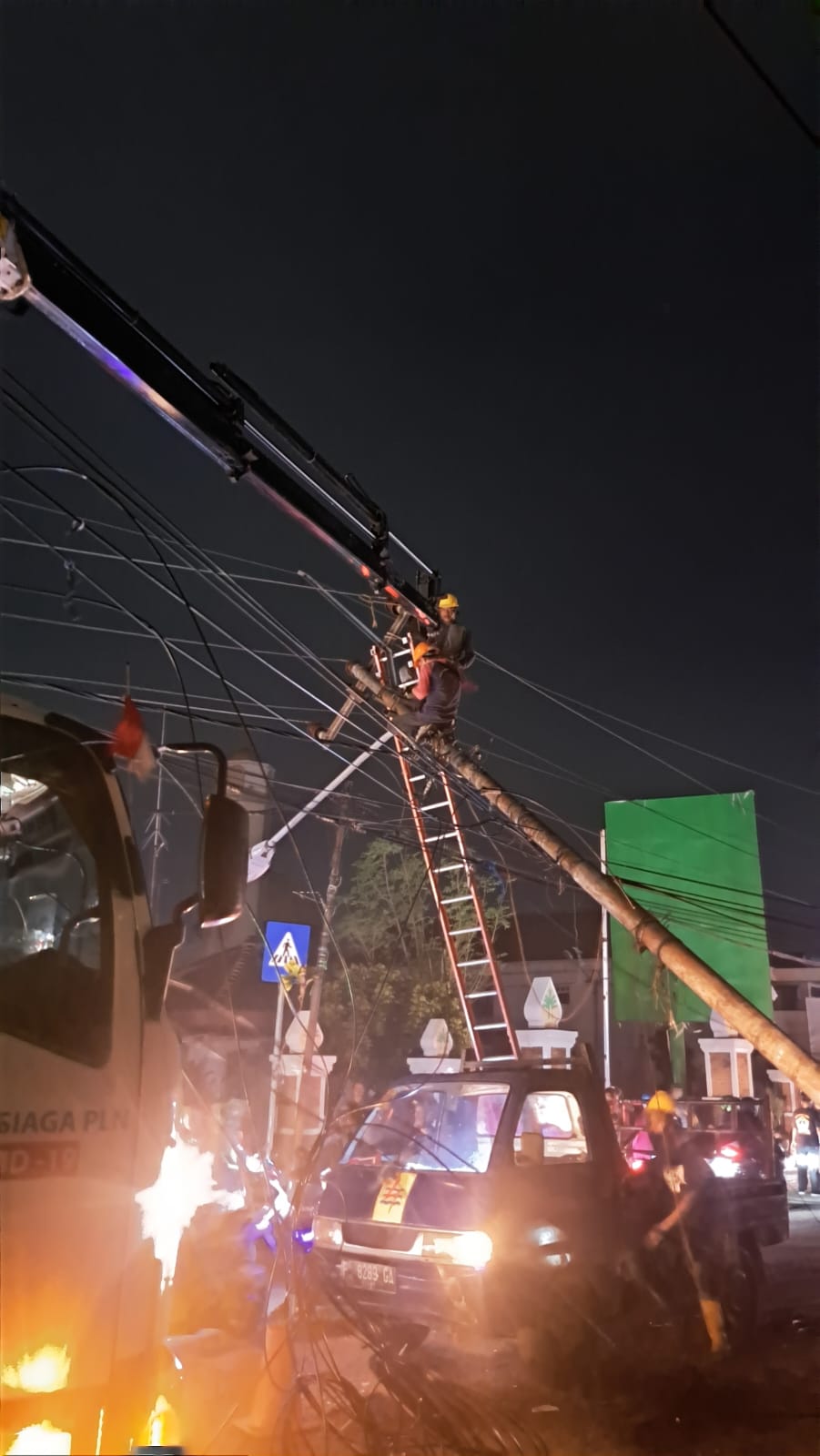 Gangguan aliran listrik di sejumlah wilayah di Bogor akibat cuaca buruk