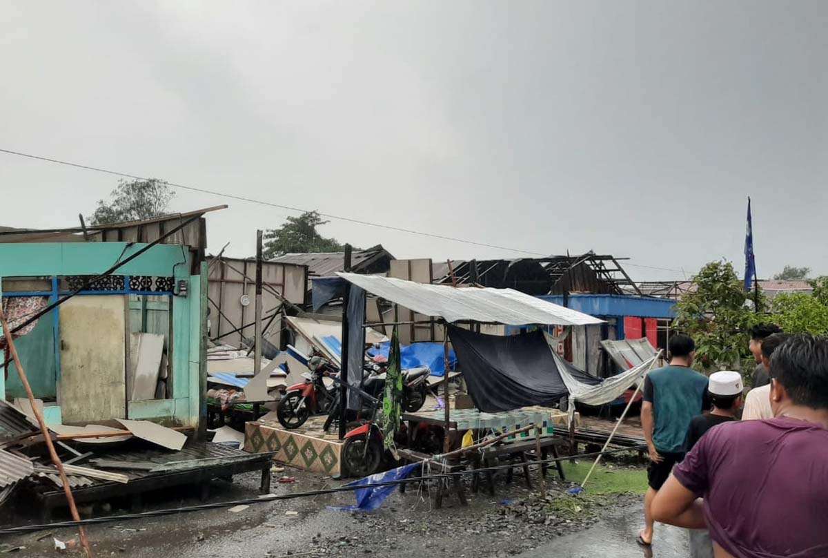 Angin Kencang Landa Kabupaten Tabalong Dua Pedagang Pasar Tanjung Tertimpa Reruntuhan