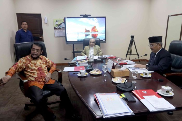 Ketua Mahkamah Konstitusi (MK) Anwar Usman (batik) menjalani sidang pemeriksaan Majelis Kehormatan Mahkamah Konstitusi (MKMK)