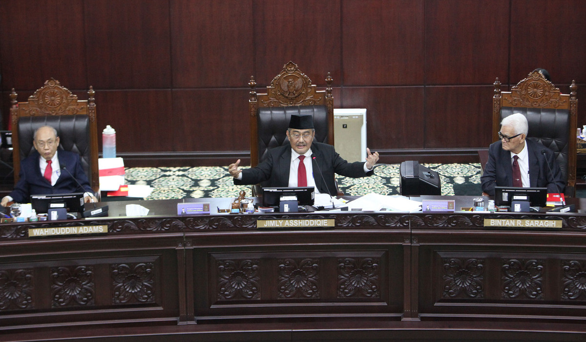 Ketua MKMK Jimly Asshidiqie (tengah) didampingi anggota Wahiduddin Adams (kiri) dan Bintan R. Saragih di gedung MK Jakarta.