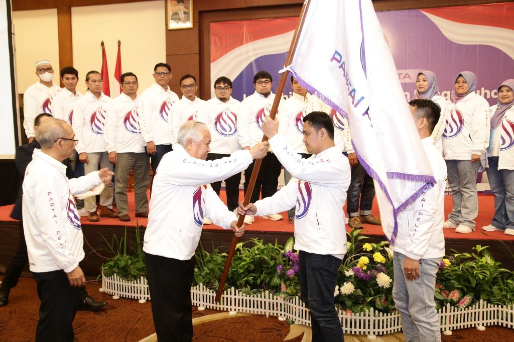 Ketua MPP Partai Pelita Din Syamsuddin (kedua kiri) mengukuhkan Ari Chandra Kurniawan (Archan) sebagai Ketua Umum DPP Partai Pelita.