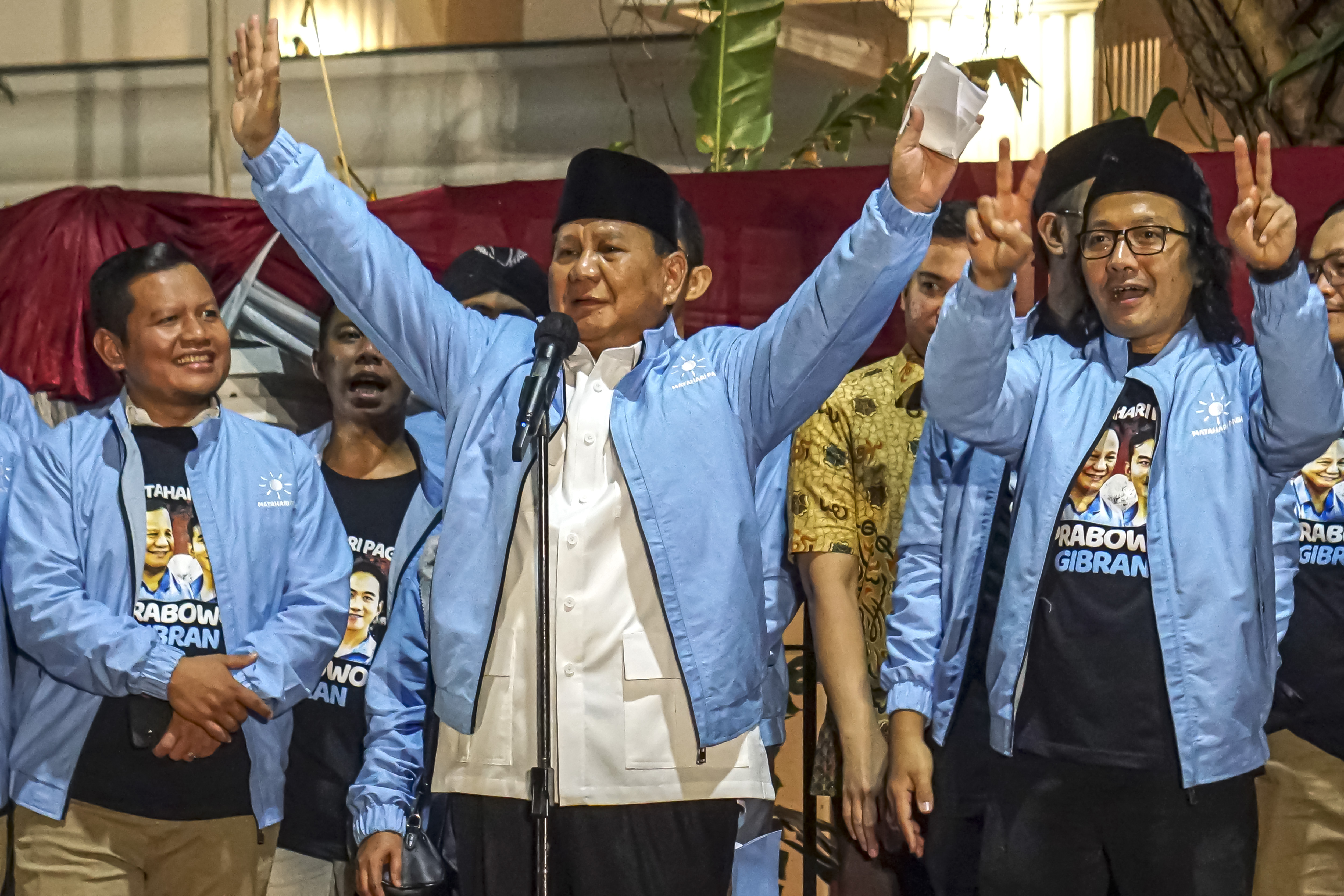 Calon presiden nomor urut dua Prabowo Subianto (tengah)