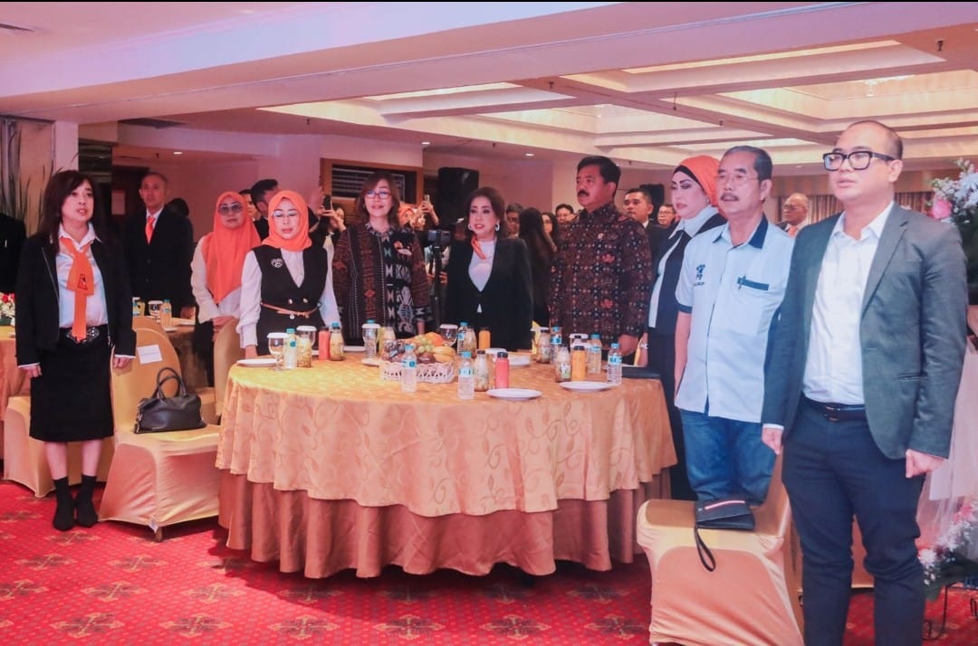 Menteri ATR/BPN Hadi Tjahjanto (keempat kanan) menghadiri pengukuhan kepengurusan Ikanot Undip periode 2023-2027, di Jakarta, Rabu (15/11).