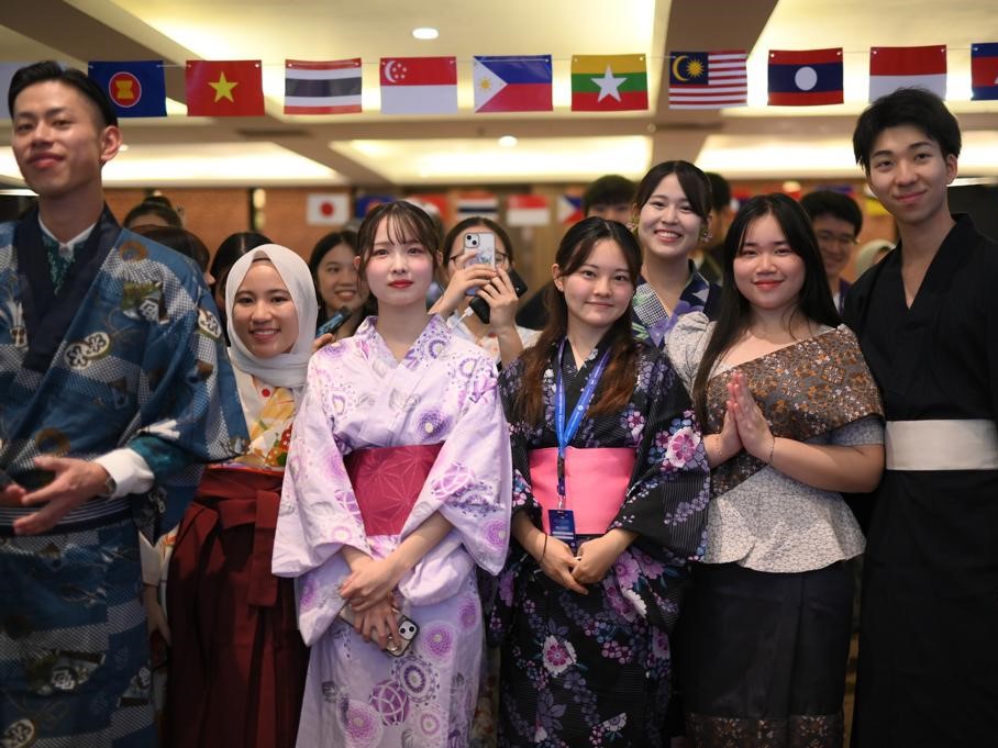 Sejumlah orang delegasi AFMAM Plus Japan 2023 bersama tamu VIP dan pembicara.