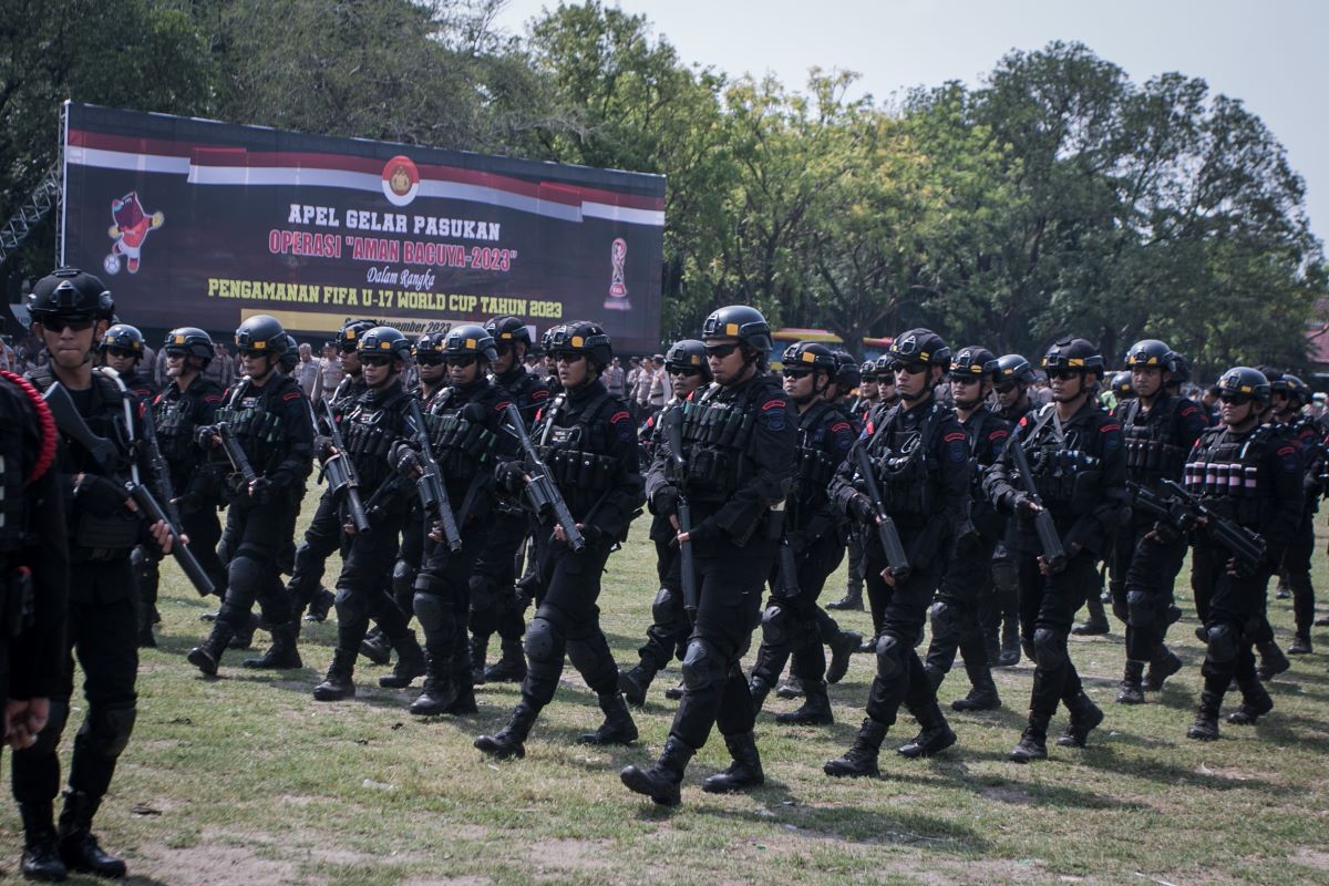 Polisi melakukan pengamanan jelang pembukaan Piala DUnia U-17.