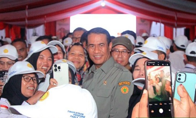 Mentan Amran Sulaiman bersama petani dan penyuluh CSA di Banyuasin, Sumsel.