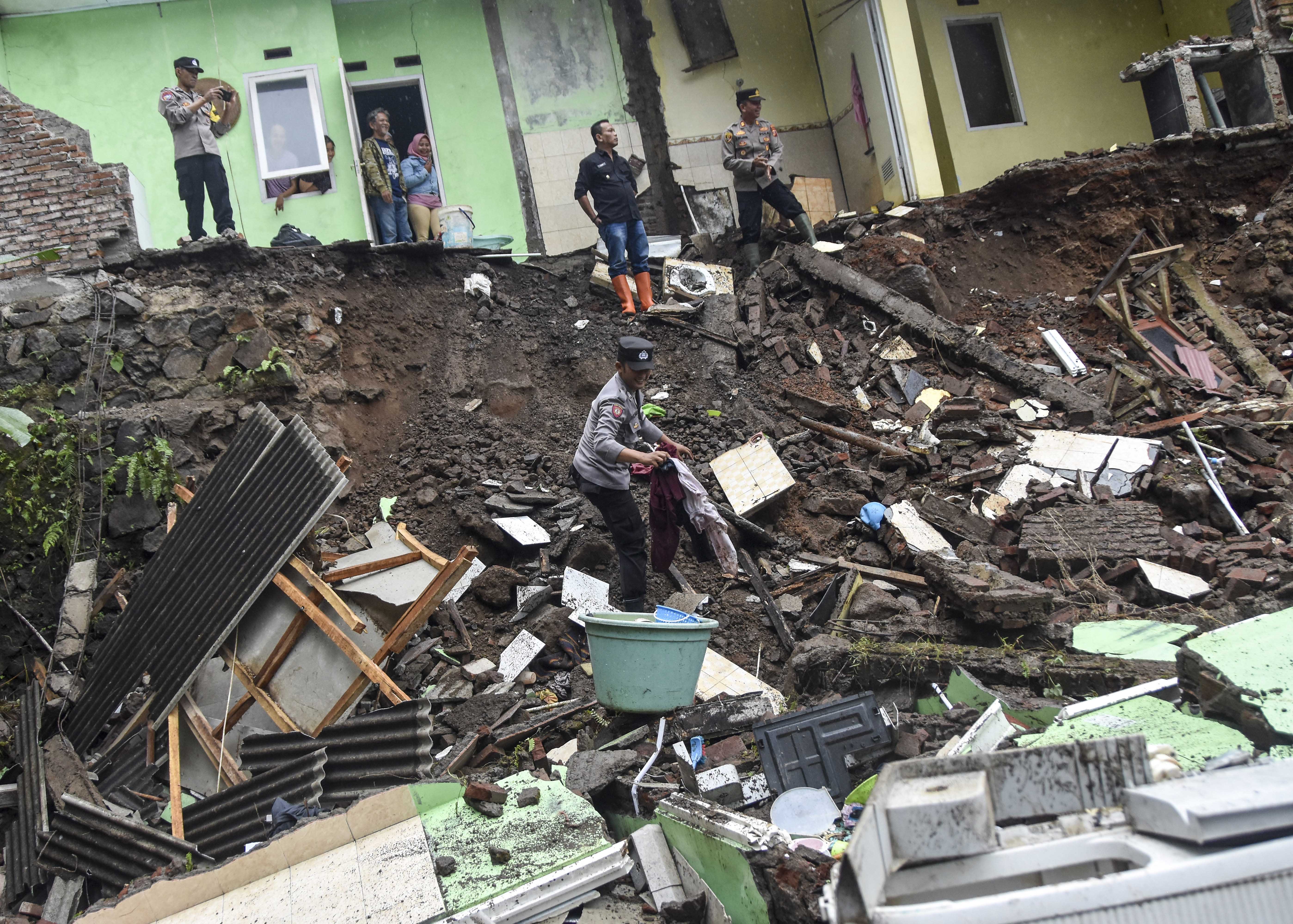 Sejumlah rumah terancam tanah longsor pada musim hujan