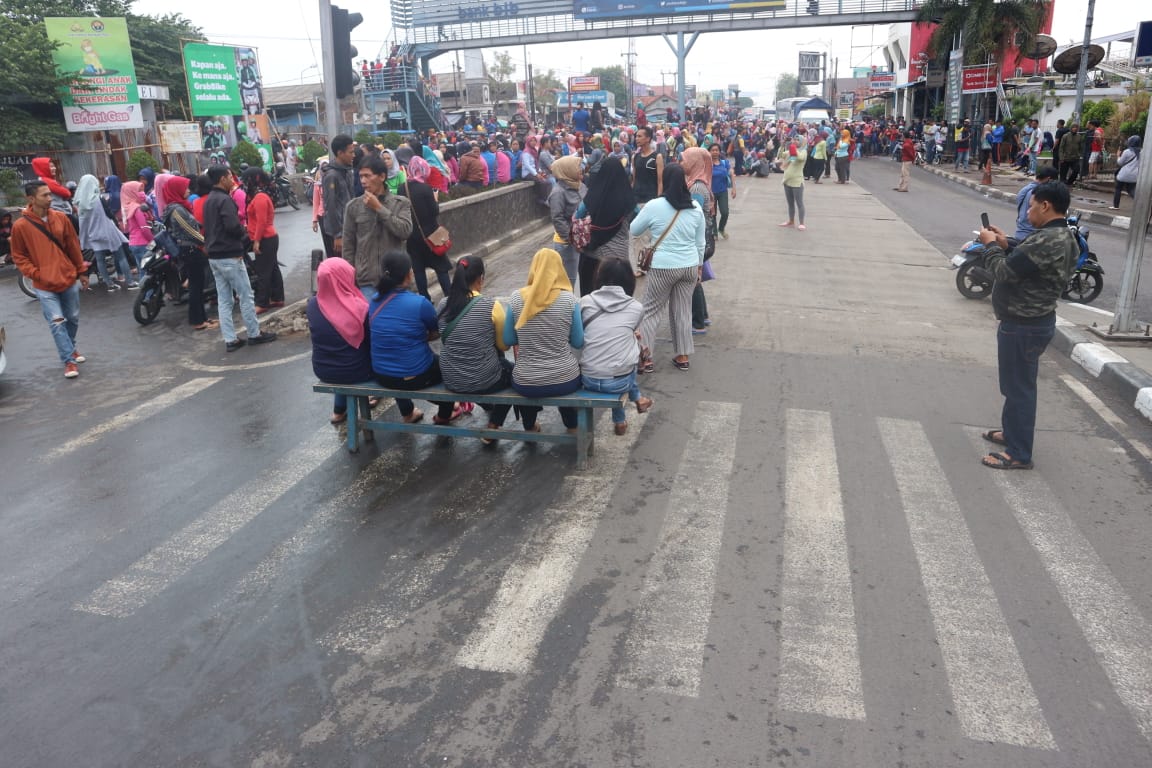 Buruh berunjuk rasa di Purwakarta