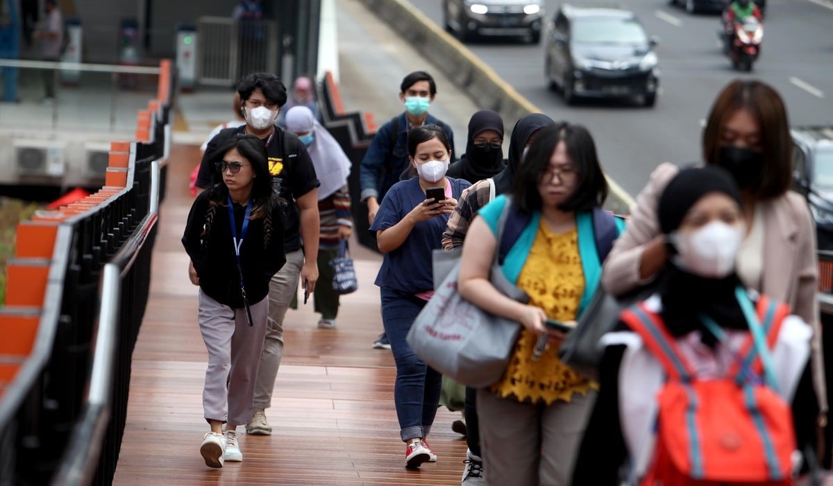 Aktivitas pekerja saat berangkat kantor di kawasan Sudirman, Jakarta.