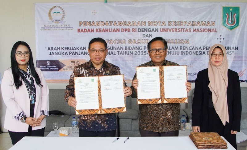 Penandatanganan memorandum of understanding oleh Kepala Badan Keahlian DPR RI Inosentius Samsul dan Wakil Rektor Unas Prof Eko Sugiyanto.