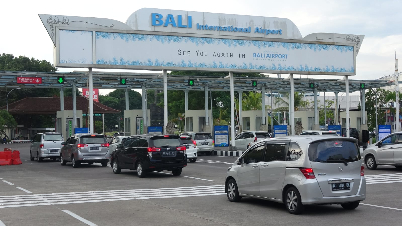 Gerbang masuk kawasan Bandara Ngurah Rai Bali.