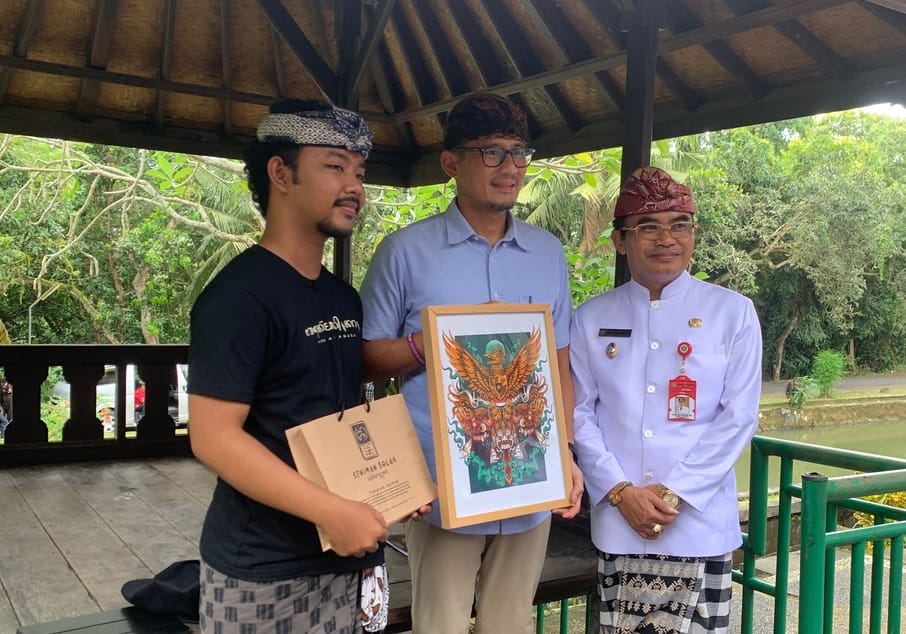  I Putu Angga Tangkas Pratama (kiri) bersama Menteri Pariwisata dan Ekonomi Kreatif Sandiaga Uno  