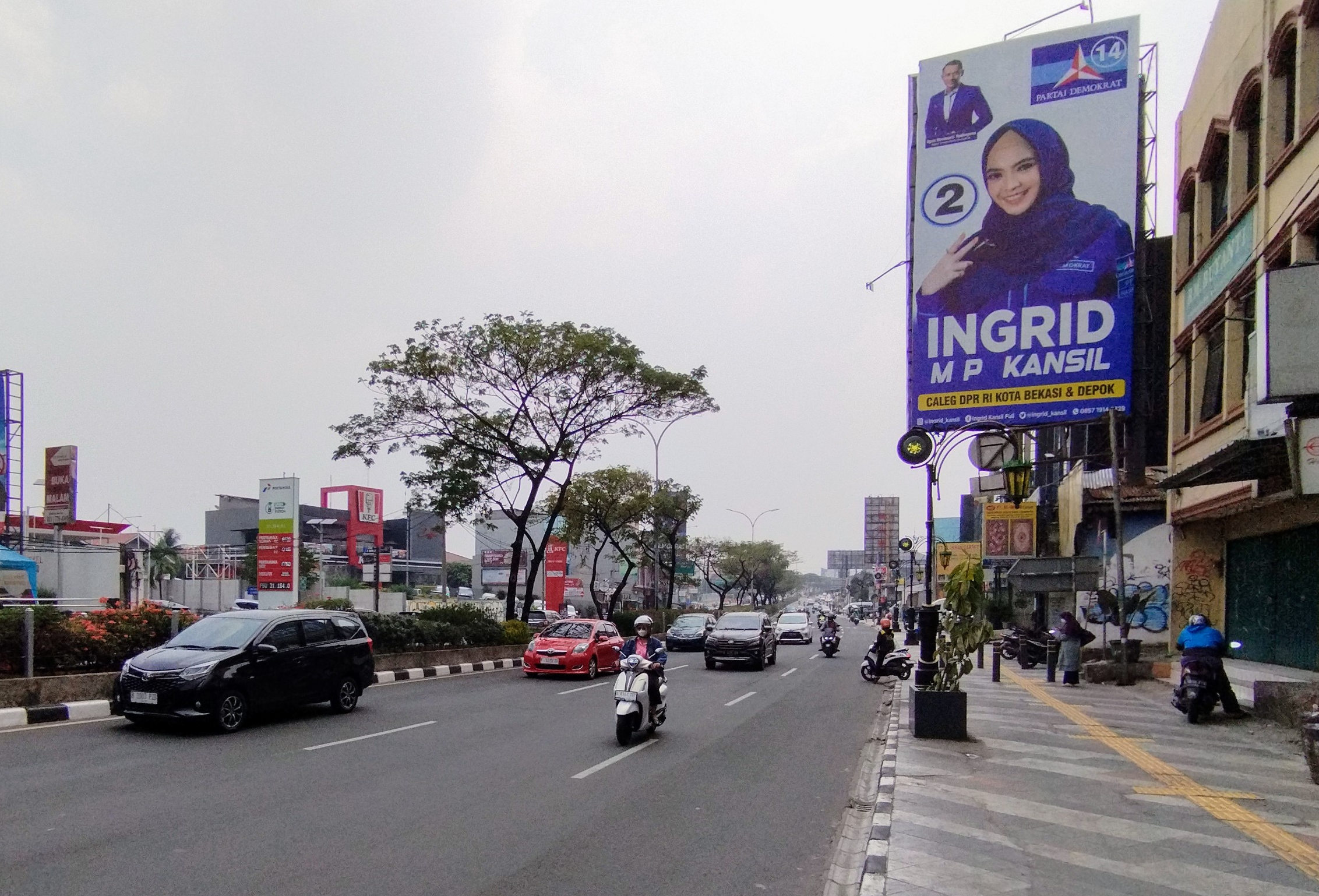  Satpol PP Depok Angkut Ribuan Baliho Parpol Tersapu Puting Beliung