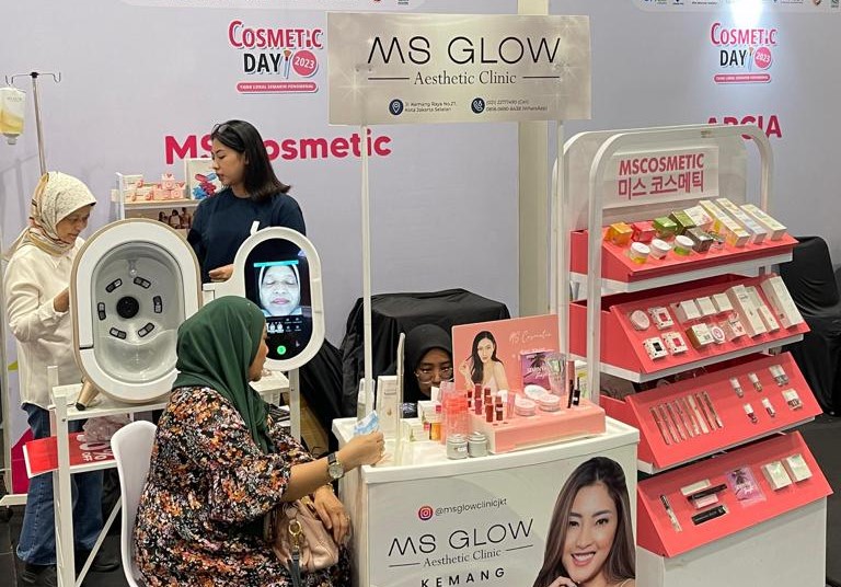 Booth MS Glow pada ajang Cosmetic Day 2023 di AEON Mall Tanjung Barat, Jakarta Selatan padla 24-26 November 2023.