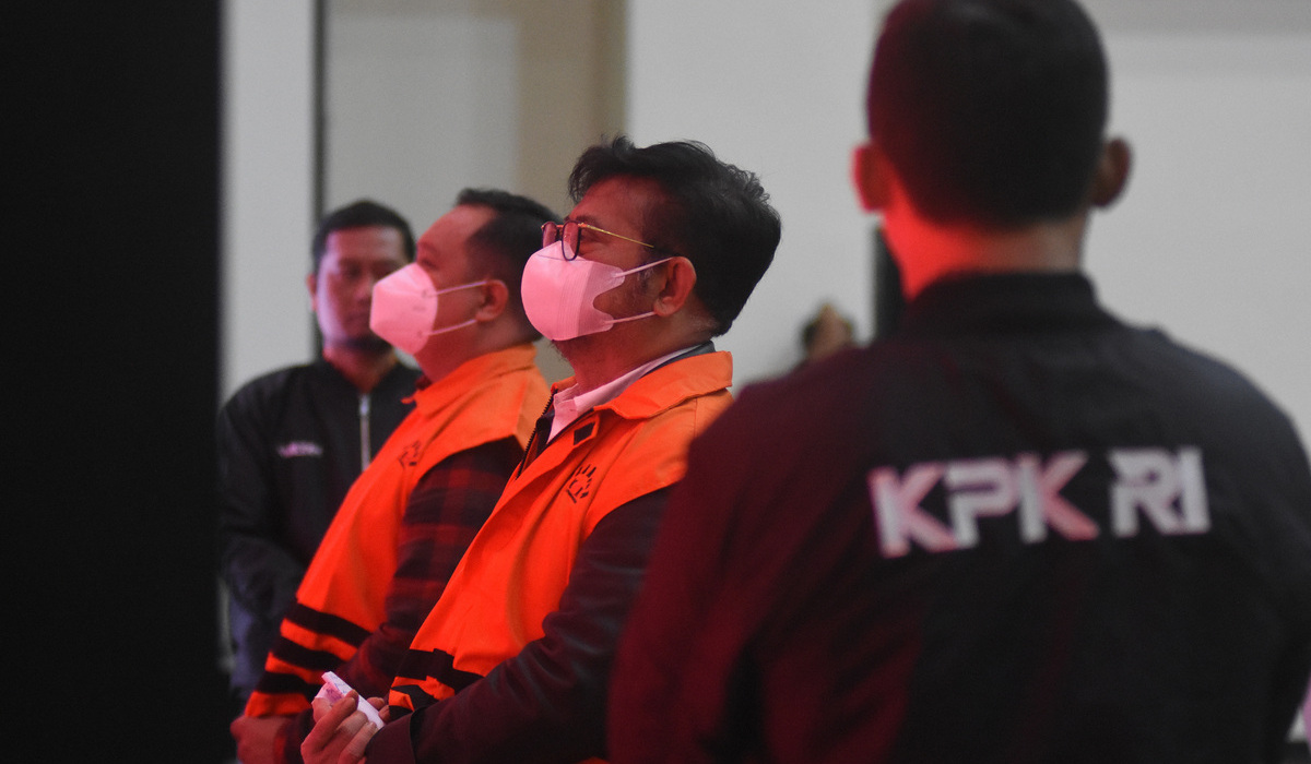 Mantan Menteri Pertanian (Mentan) Syahrul Yasin Limpo (SYL) saat akan menuju mobil tahanan Komisi Pemberantasan Korupsi (KPK).